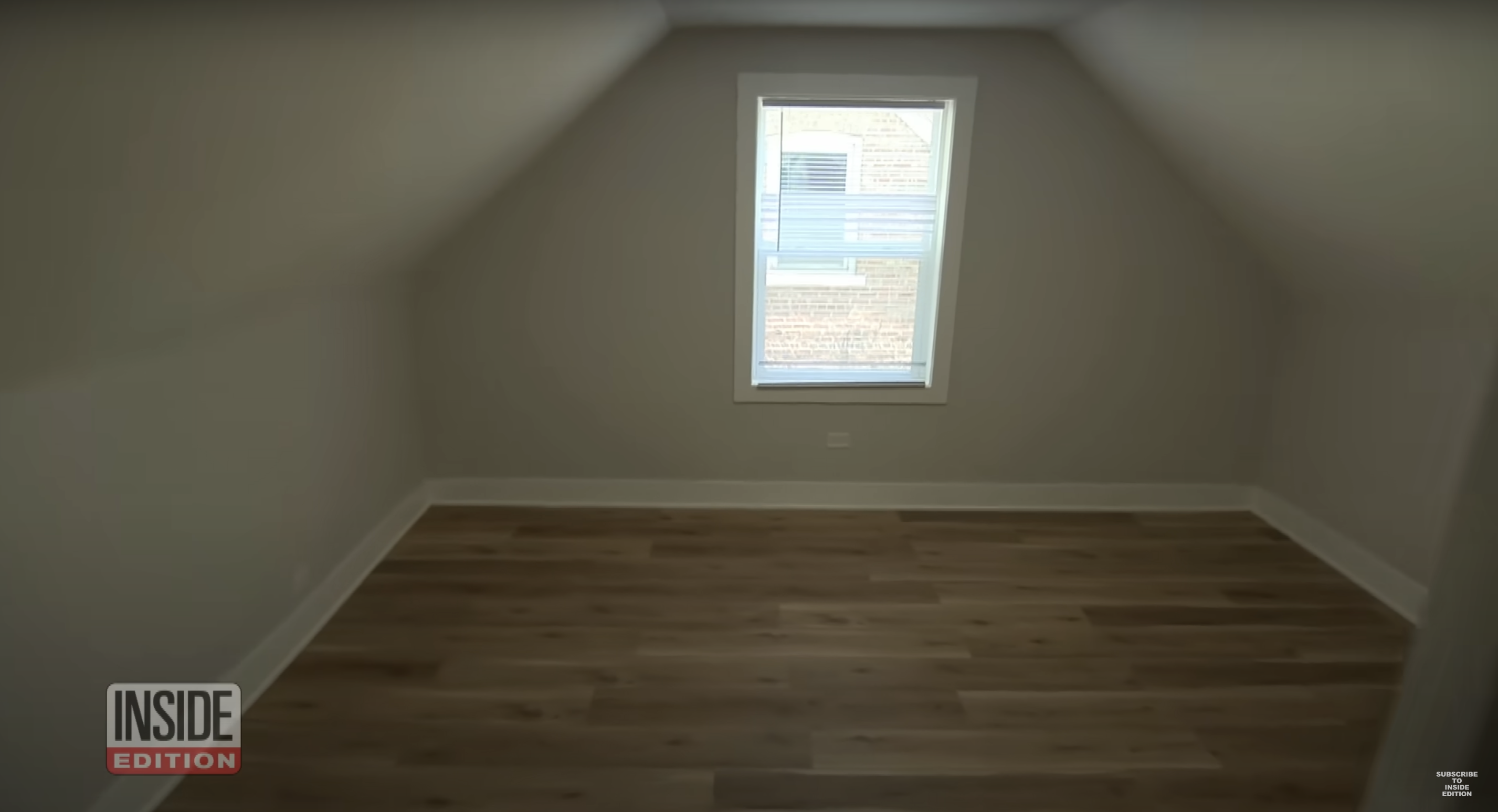 Un coup d'œil à l'intérieur de l'une des chambres rénovées de la maison d'enfance du pape Léon XIV, comme on peut le voir dans une vidéo partagée le 10 mai 2025 | Source : YouTube/InsideEdition