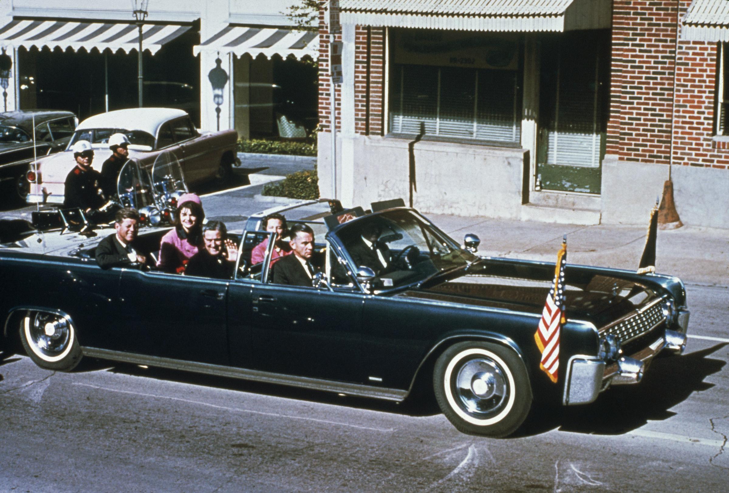 L'ancien président américain John F. Kennedy et la première dame Jacqueline Kennedy avec le gouverneur du Texas John Connally et sa femme Nellie sur Dealey Plaza à Dallas, Texas, le 22 novembre 1963. | Source : Getty Images