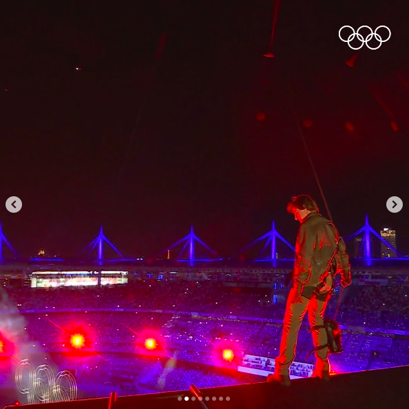 Tom Cruise juste avant de sauter du toit du stade pendant les Jeux olympiques de Paris, posté le 11 août 2024 | Source : Instagram/olympics