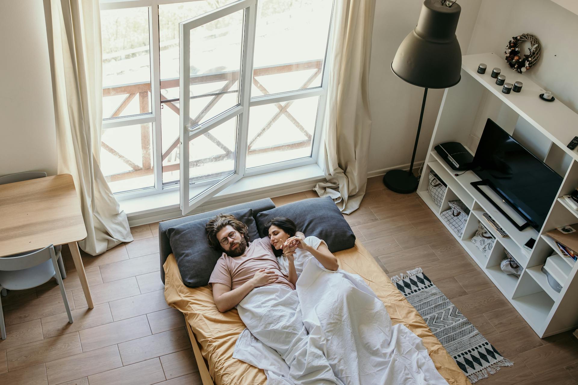 Un couple allongé dans son lit | Source : Pexels