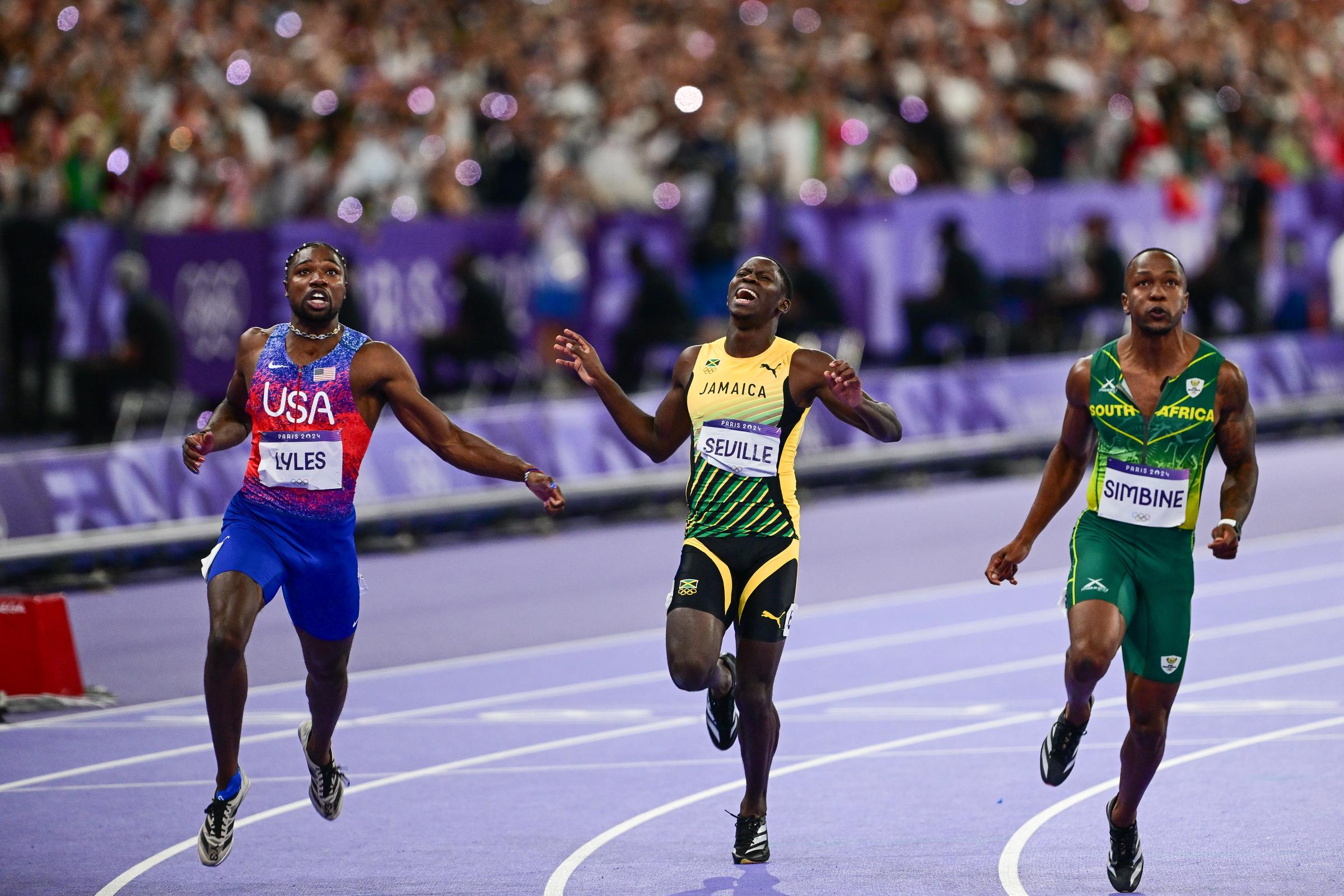 Noah Lyles, Oblique Seville et Akani Simbine concourent lors de la finale du 100 m masculin aux Jeux olympiques Paris 2024 à Saint-Denis, en France, le 4 août 2024. | Source : Getty Images