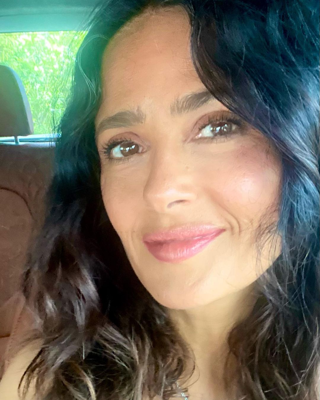 Salma Hayek montre ses cheveux grisonnants, à partir d'un post Instagram daté du 27 juillet 2023 | Source : Instagram/salmahayek/