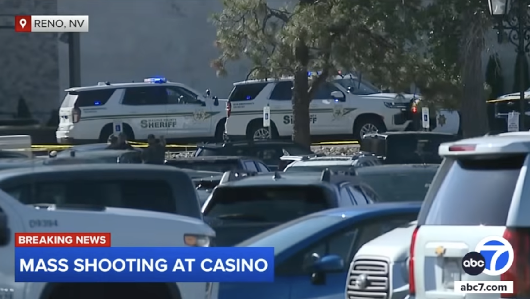 Véhicules de police stationnés à l'extérieur du Grand Sierra Resort à Reno, Nevada, le 28 juillet 2025. | Source : YouTube/ABC 7