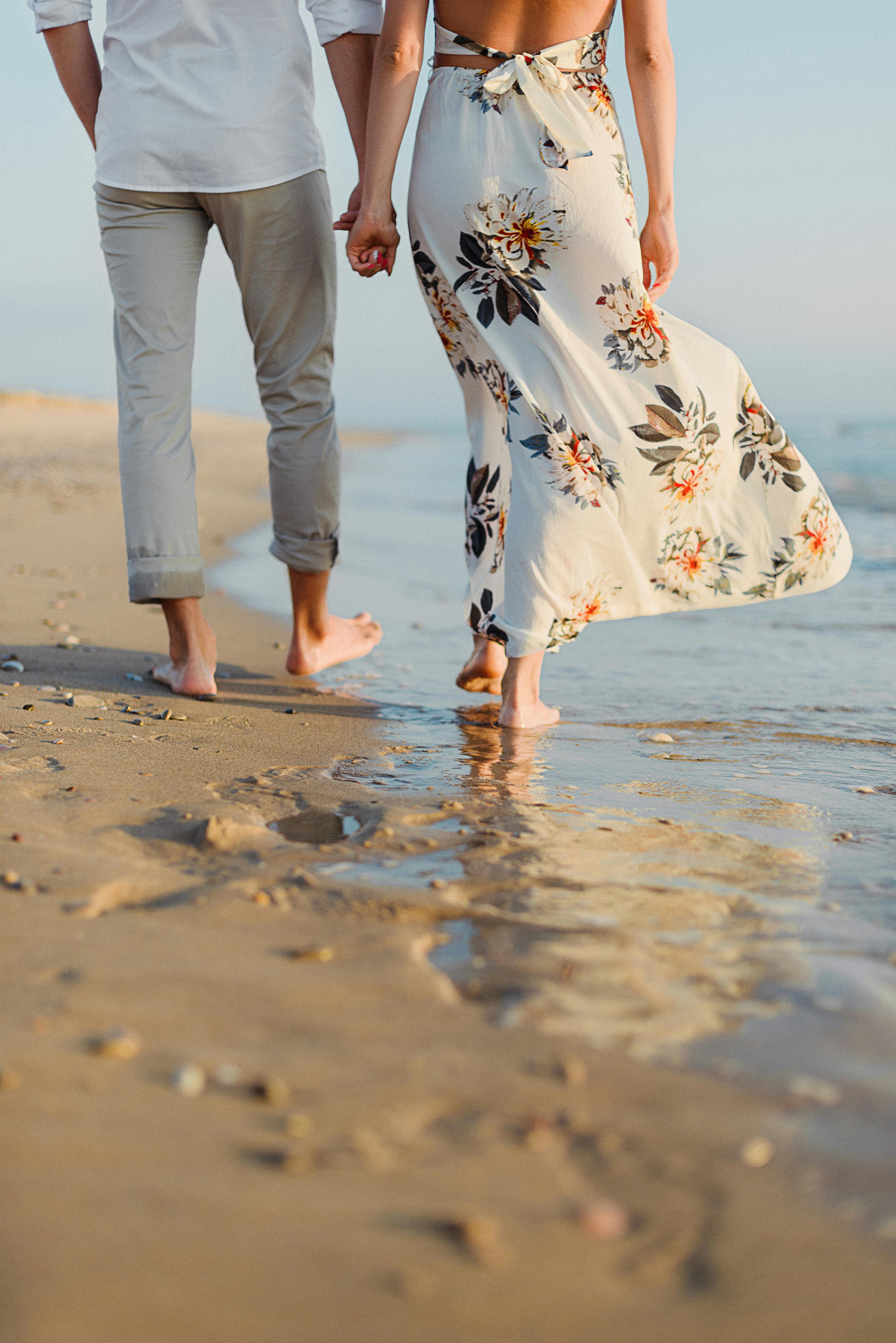 Un couple marchant le long d'une plage | Source : Pexels