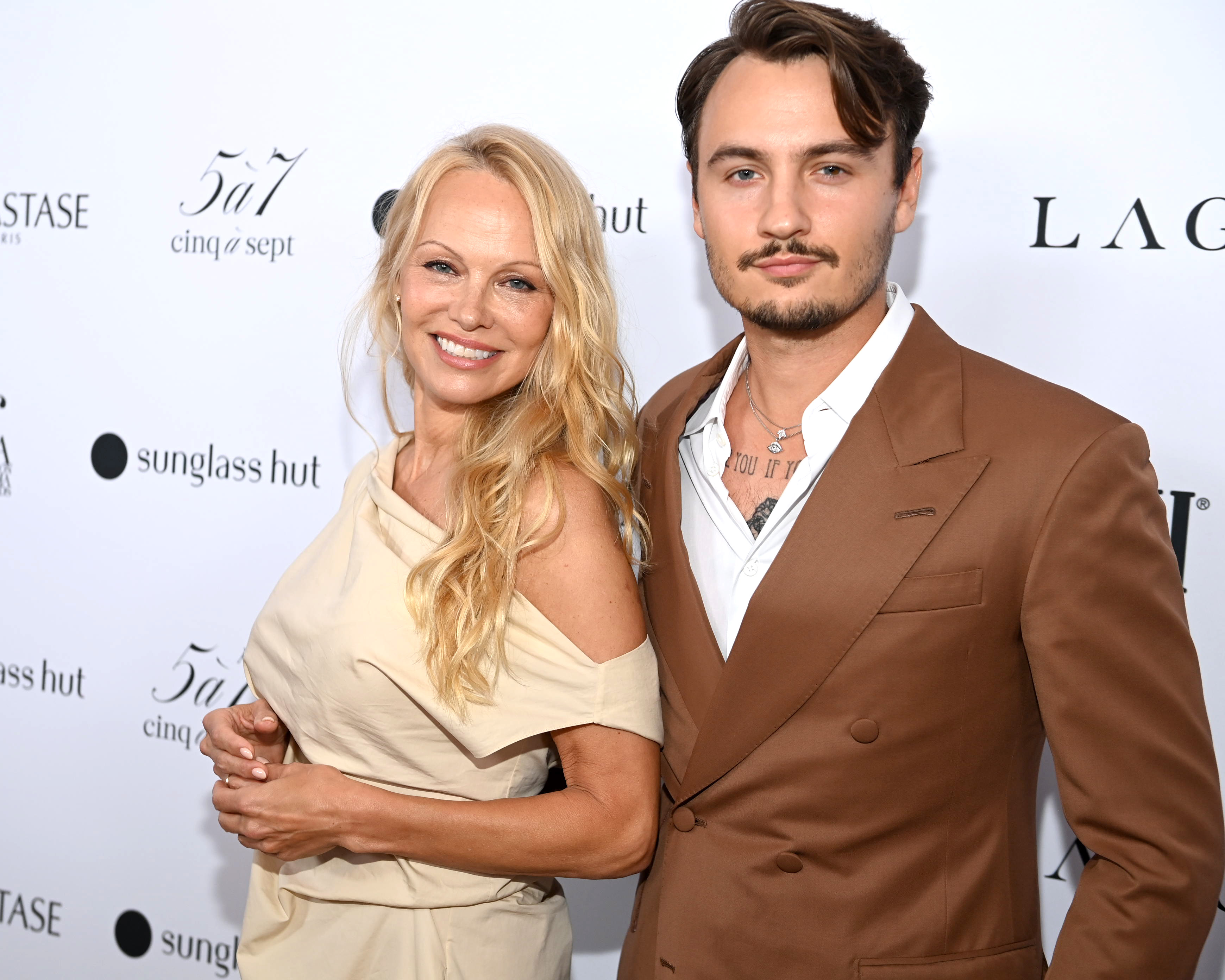 Pamela Anderson et Brandon Thomas Lee lors de la remise des prix du Daily Front Row Fashion Media Awards 2023 à New York le 8 septembre 2023 | Source : Getty Images