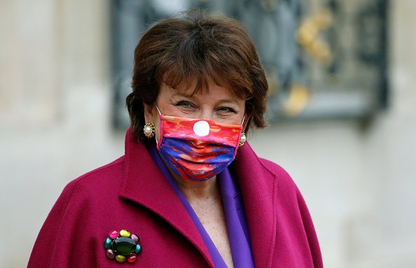 La ministre française de la Culture, Roselyne Bachelot, portant un masque de protection, quitte le Palais de l'Élysée.|Photo : Getty Images