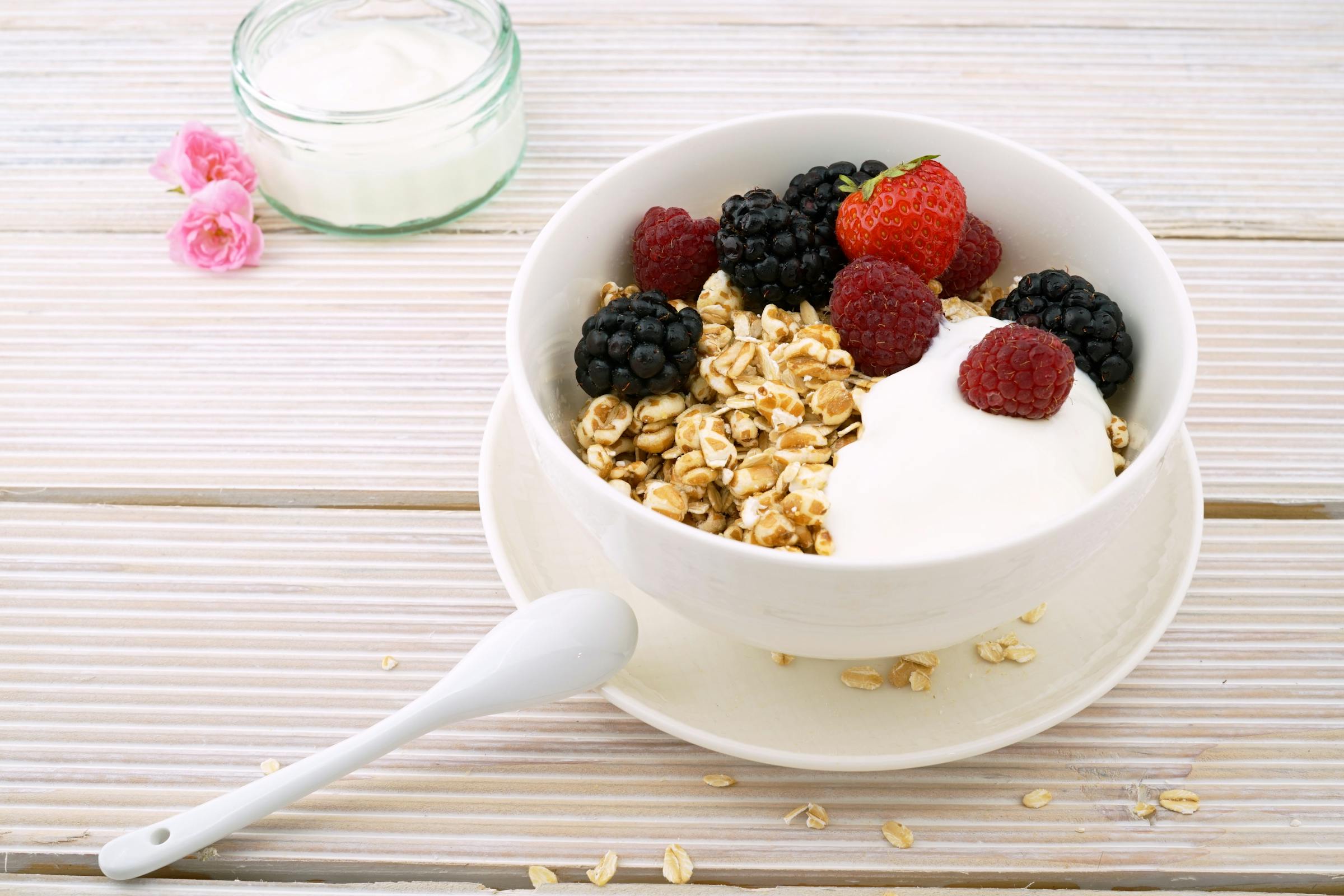 Eine Frühstücksbowl mit Joghurt, Obst und Granola | Quelle: Pexels