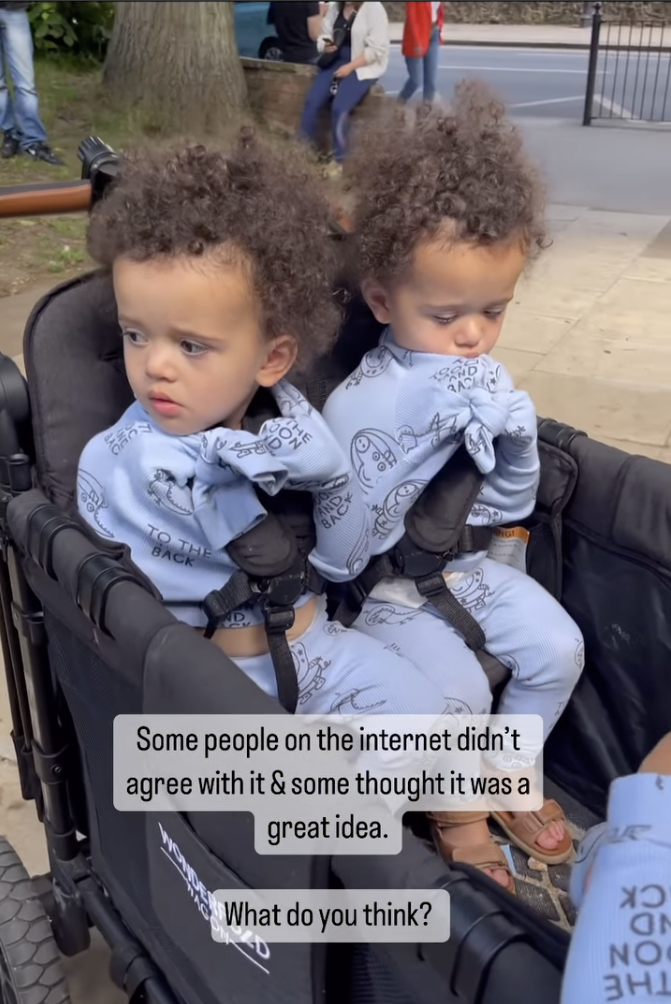 Les fils de Shillingford avec leurs manches attachées | Source : instagram.com/identical_triplet_mama/
