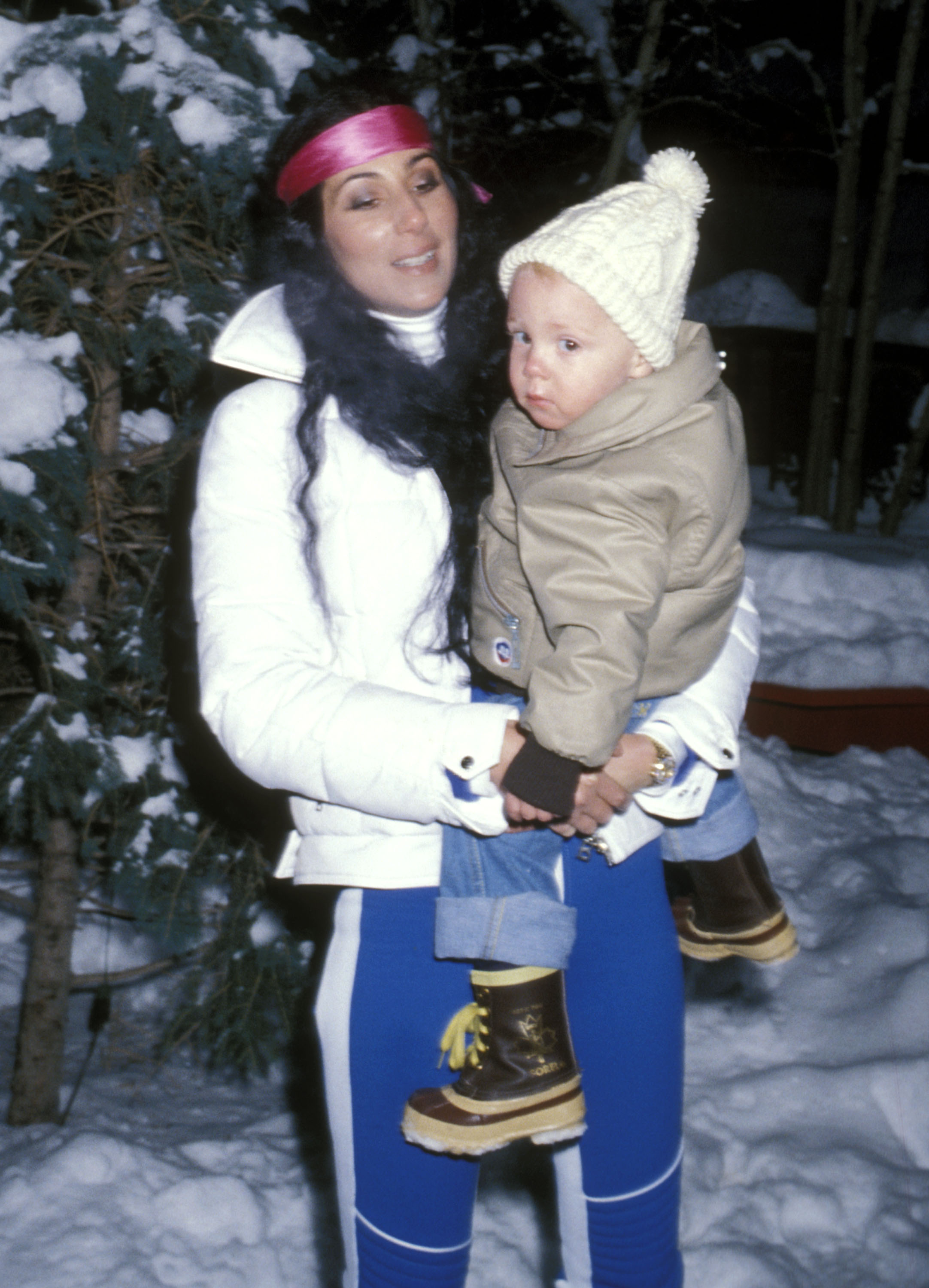 Cher et son fils Elijah Blue Allman le 21 décembre 1977 à Aspen, Colorado | Source : Getty Images