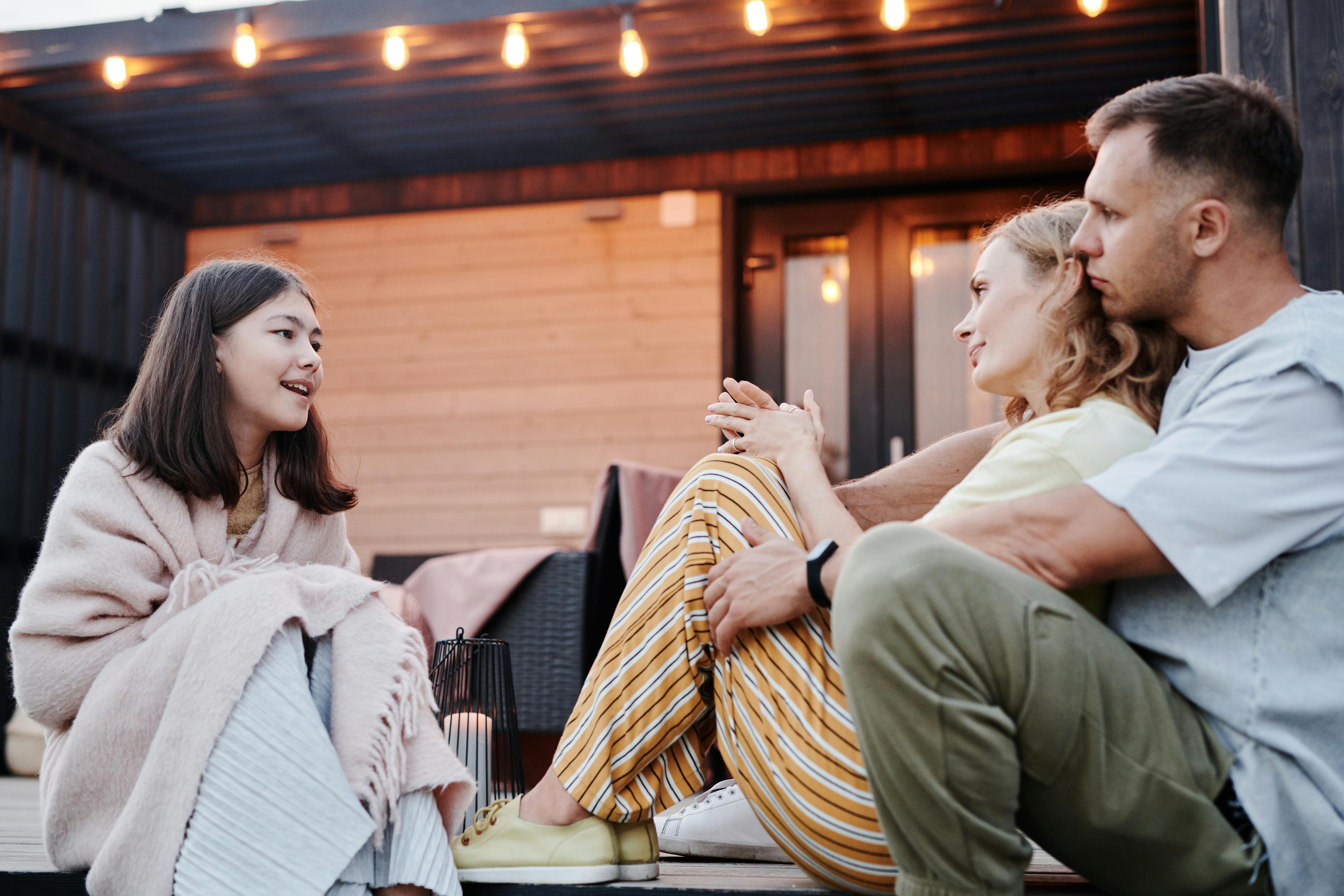 Une fille en pleine conversation avec ses parents | Source : Pexels