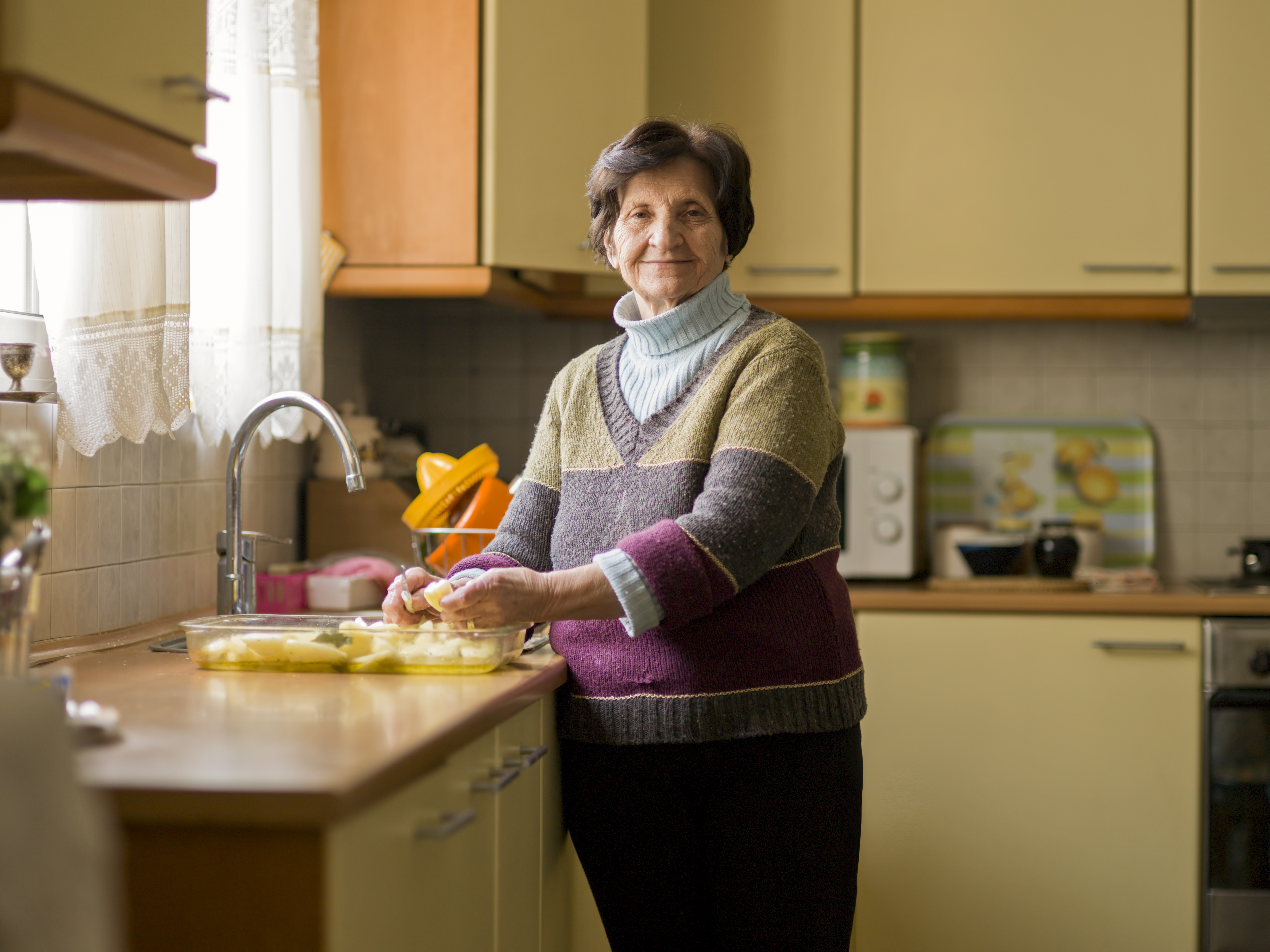 Femme âgée en train de cuisiner | Source : Getty Images