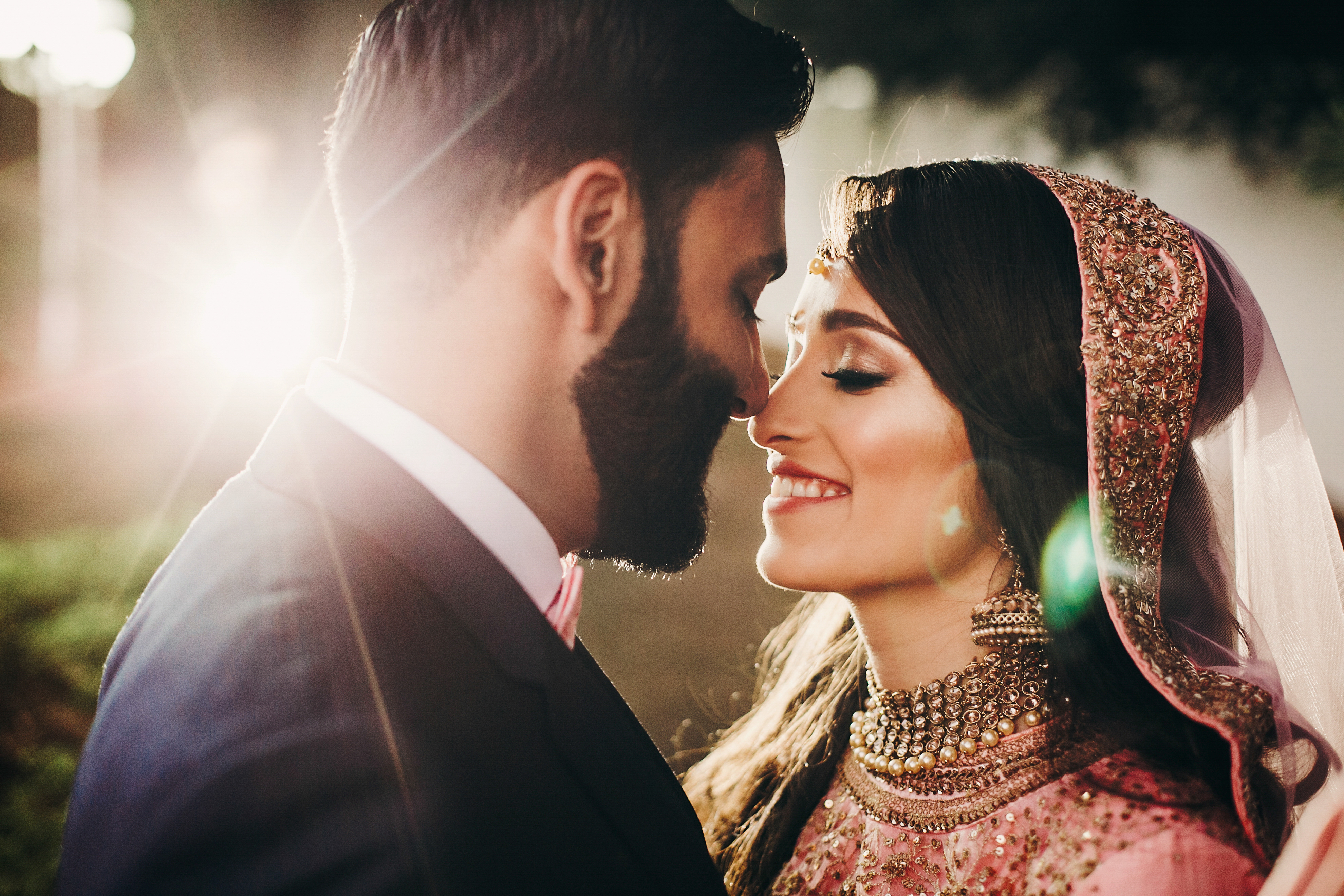La maman était loin de se douter que son fils allait avoir un mariage indien traditionnel. | Source : Shutterstock