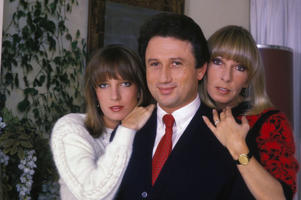 Michel Drucker chez lui en famille avec sa femme Dany Saval et la fille de celle-ci Stéphanie Jarre le 17 décembre 1984, Paris, France. | Photo : Getty Images