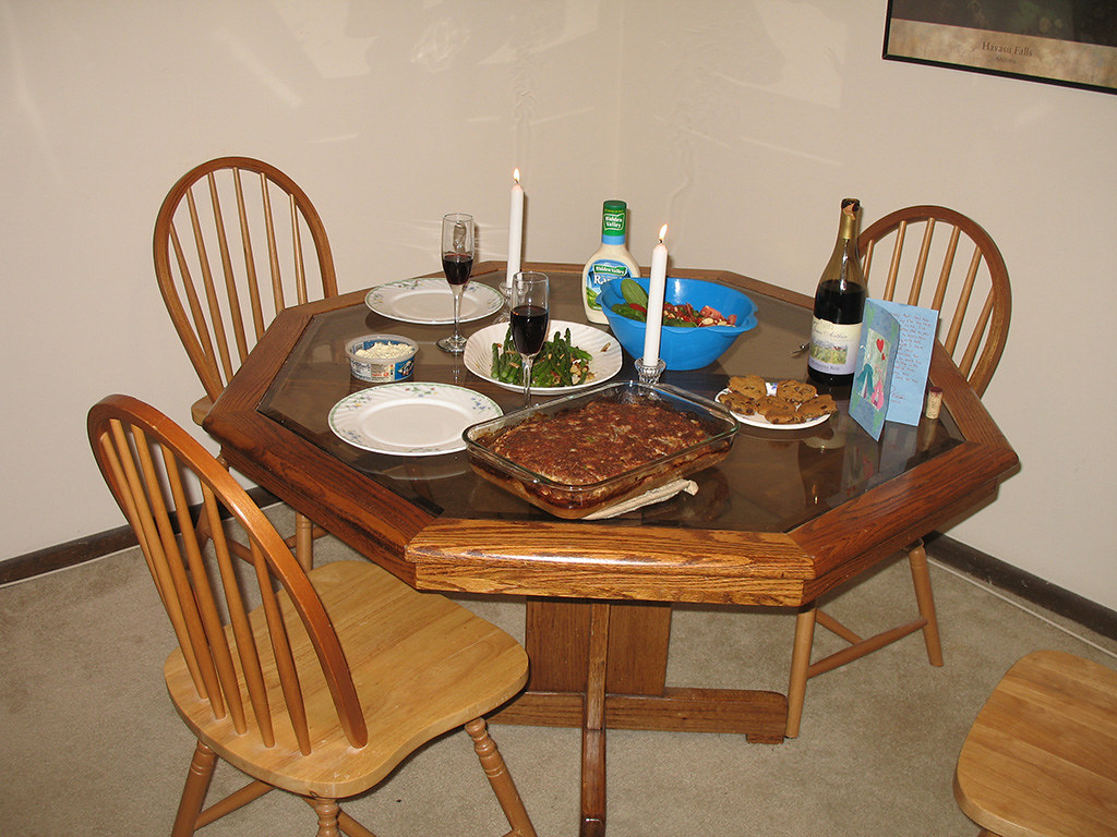 Un dîner romantique surprise aux chandelles pour deux | Source : Flickr