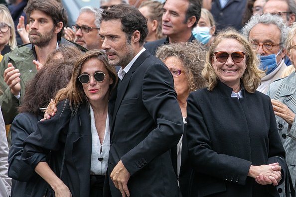 Victoria Bedos, Nicolas Bedos et Joelle Bercot assistent aux funérailles de Guy Bedos. | Photo : Getty Images
