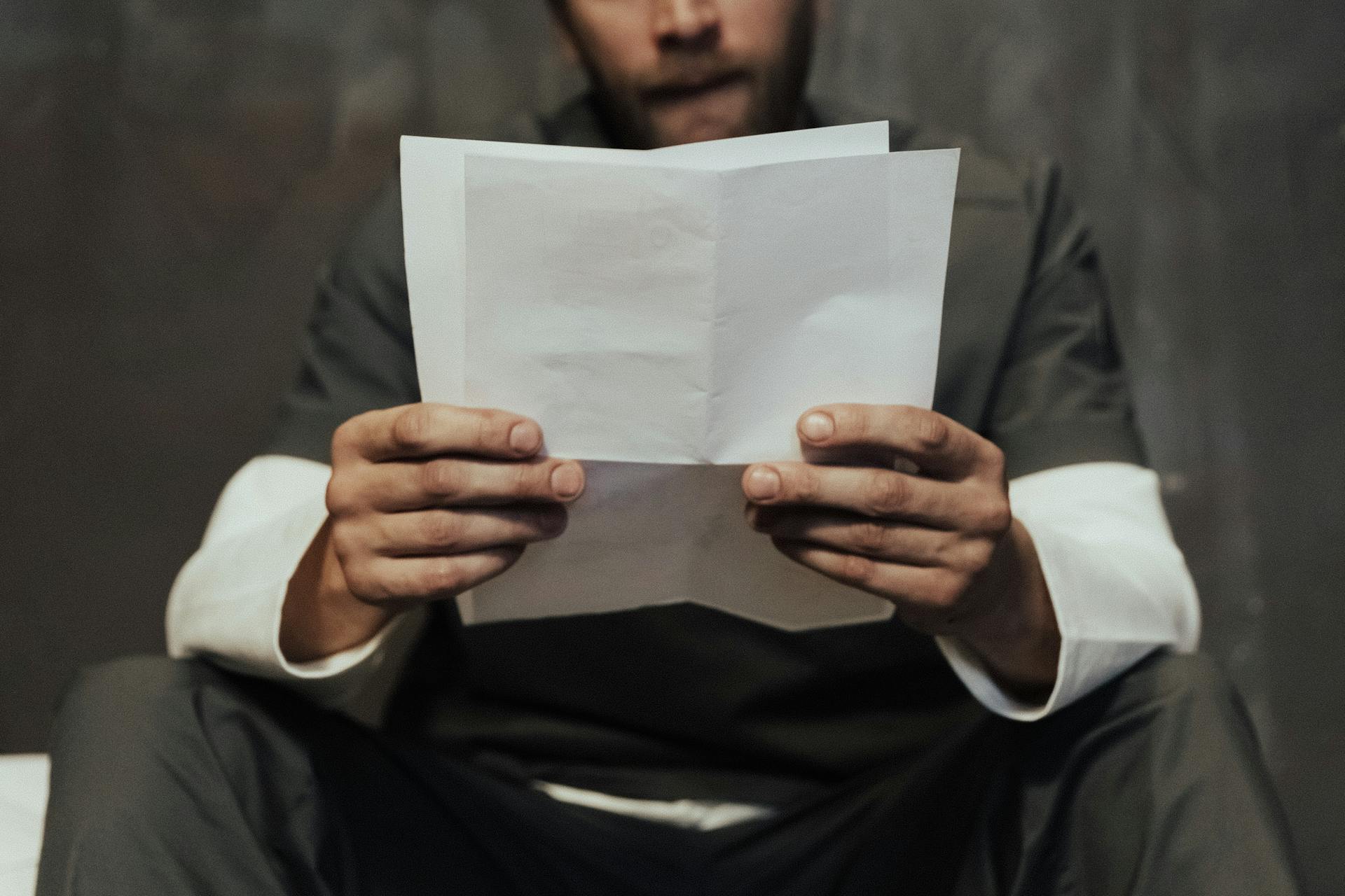 Un homme lisant une lettre | Source : Pexels