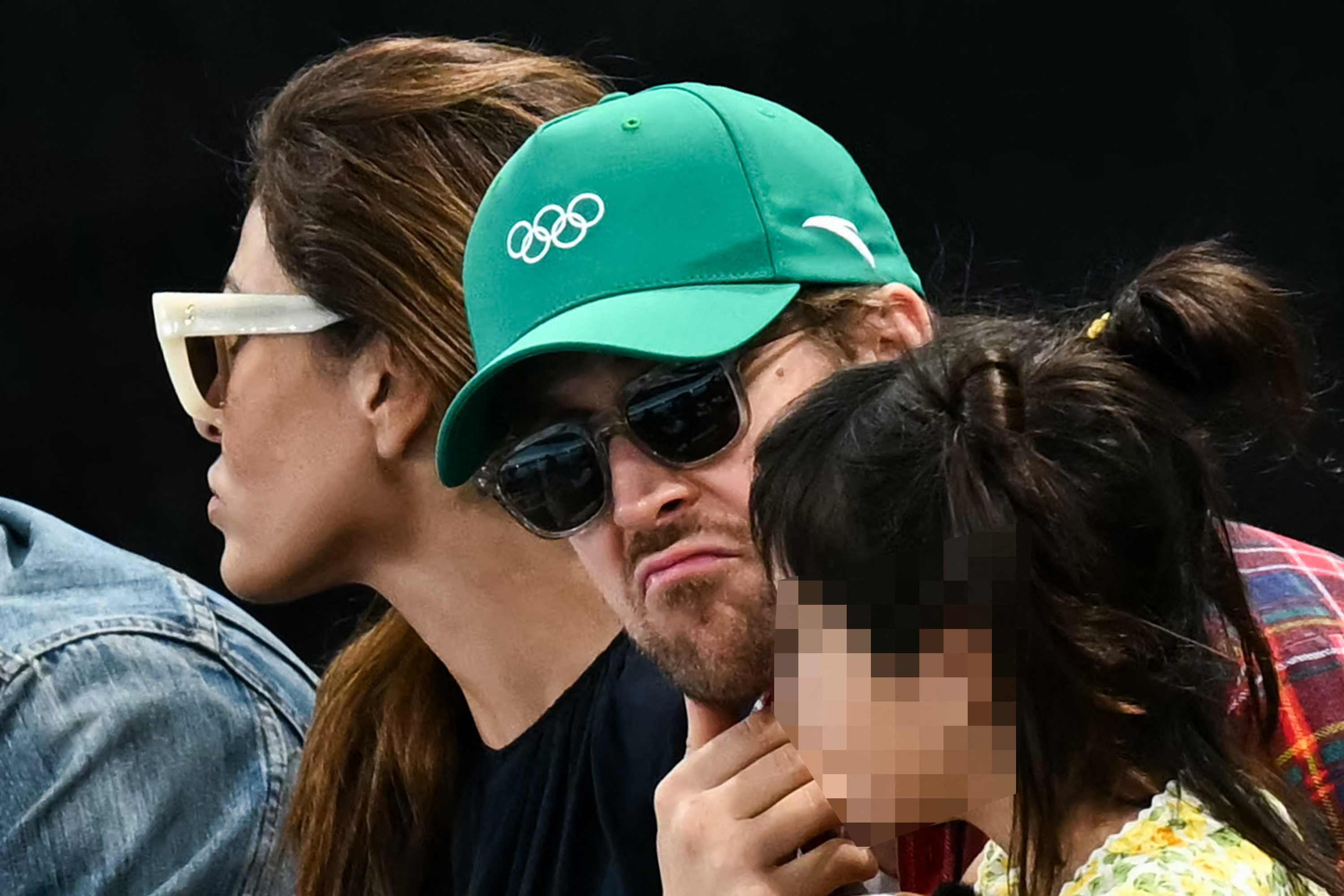 Eva Mendes et Ryan Gosling regardant la finale des barres asymétriques féminines à l'arène de Bercy lors des Jeux olympiques de Paris 2024, le 4 août 2024 | Source : Getty Images