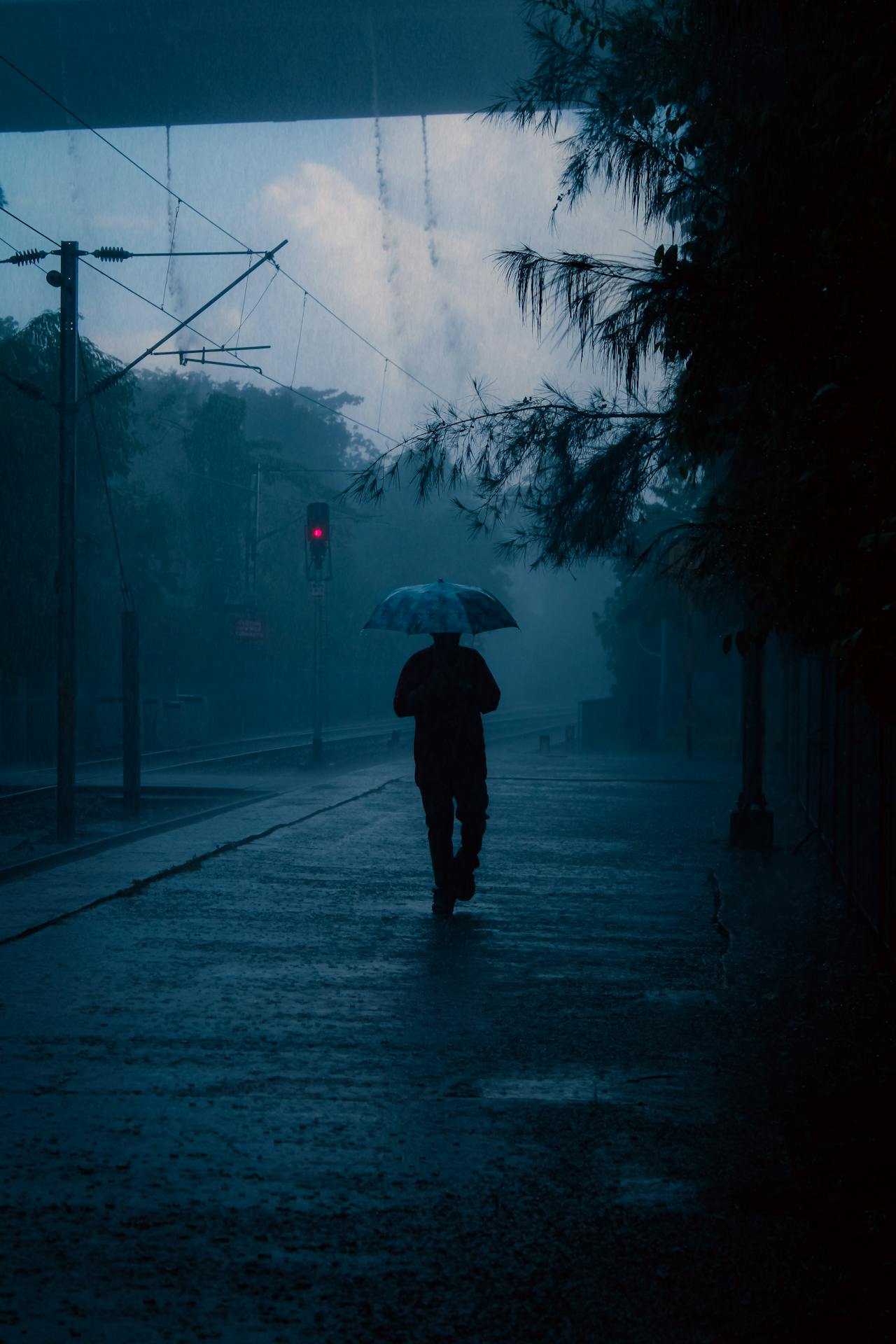 Un homme marchant sous la pluie | Source : Pexels