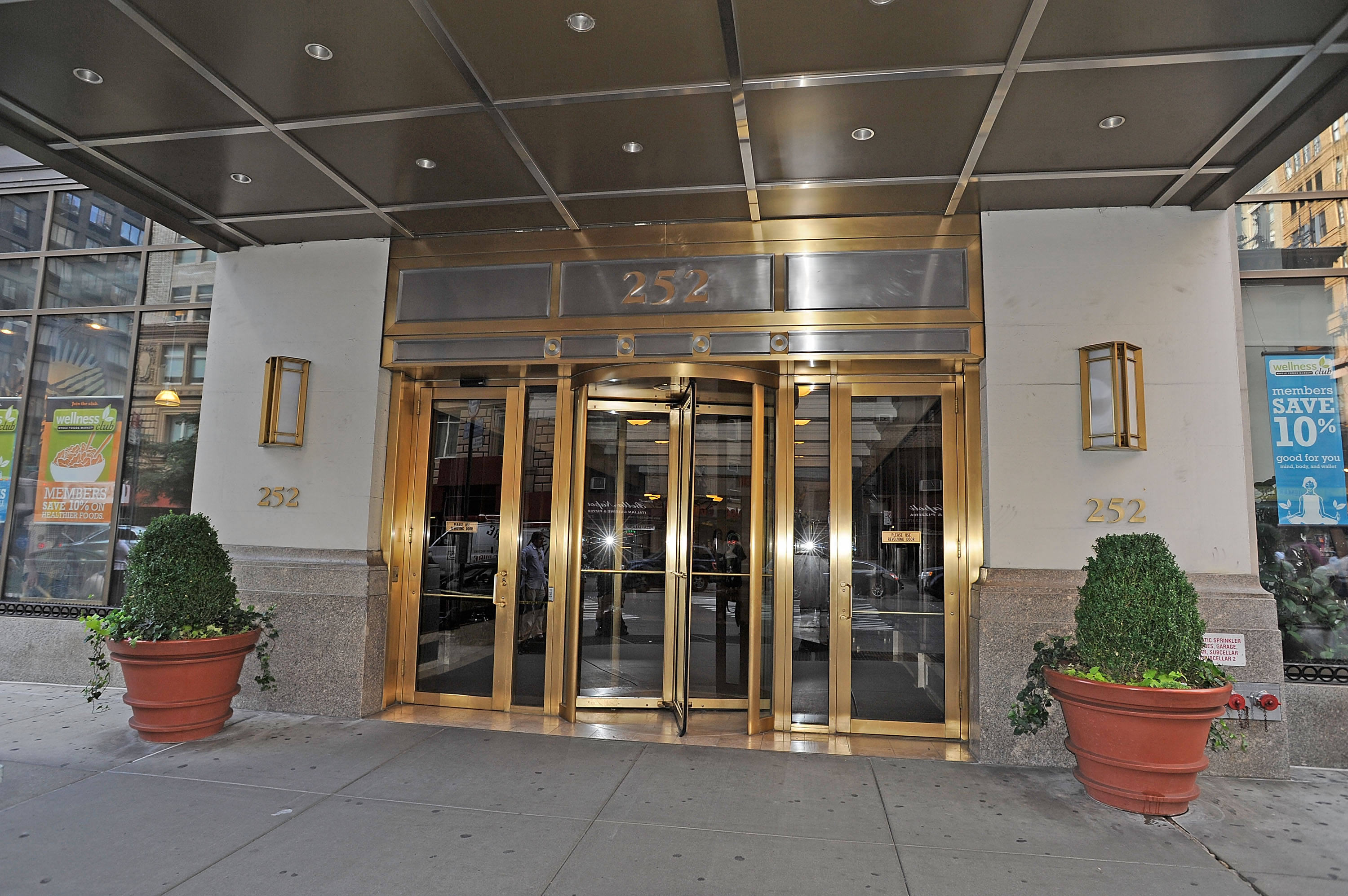 La porte du Chelsea Mercantile Building qui abrite l'appartement de Katie Holmes, le 2 juillet 2012, à Chelsea, New York City | Source : Getty Images