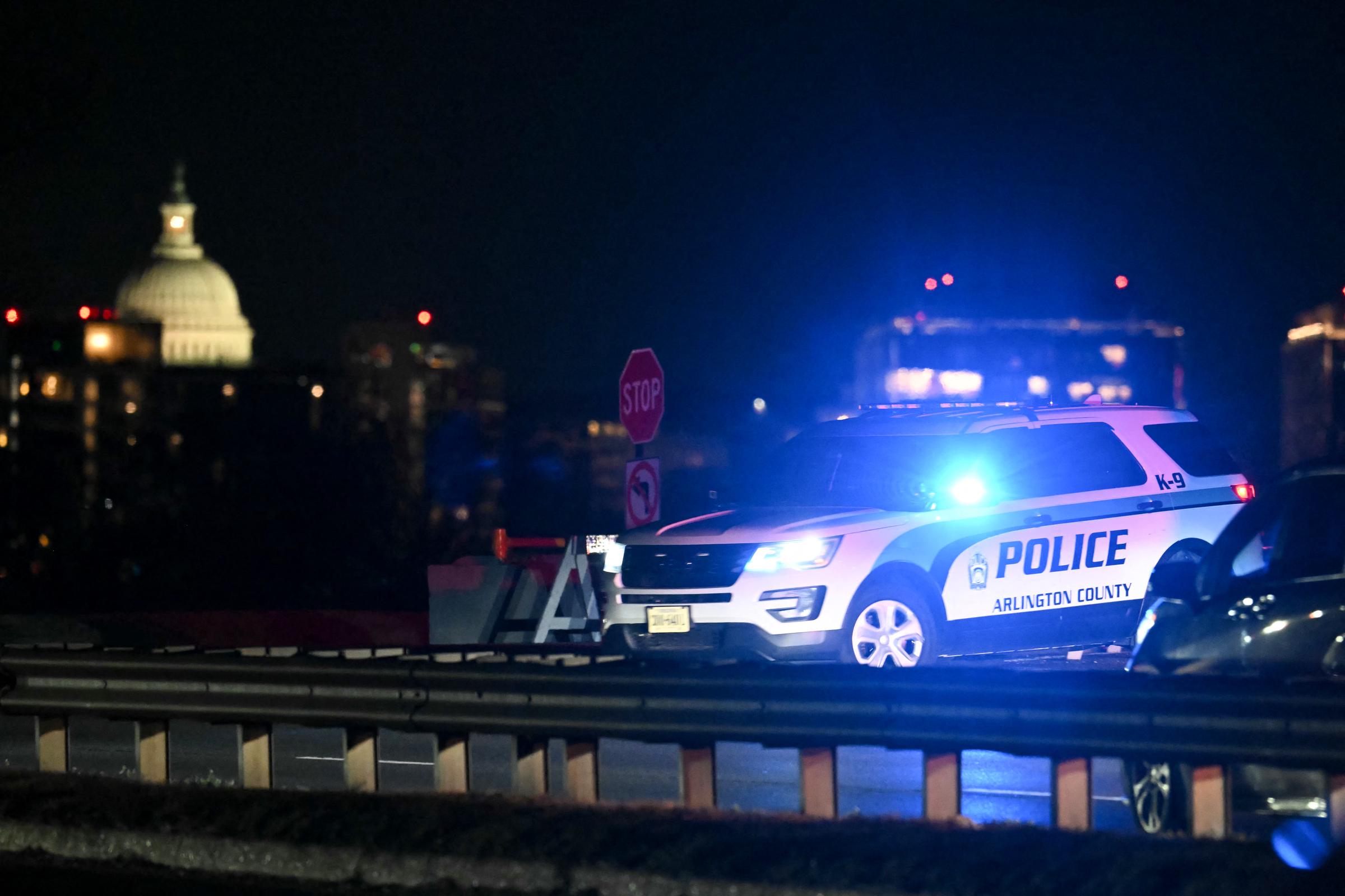 Le Capitole américain est vu au loin alors qu'un véhicule de police bloque l'entrée de la rivière Potomac près de l'aéroport national Reagan après un accident d'avion à Washington, DC, le 29 janvier 2025 | Source : Getty Images