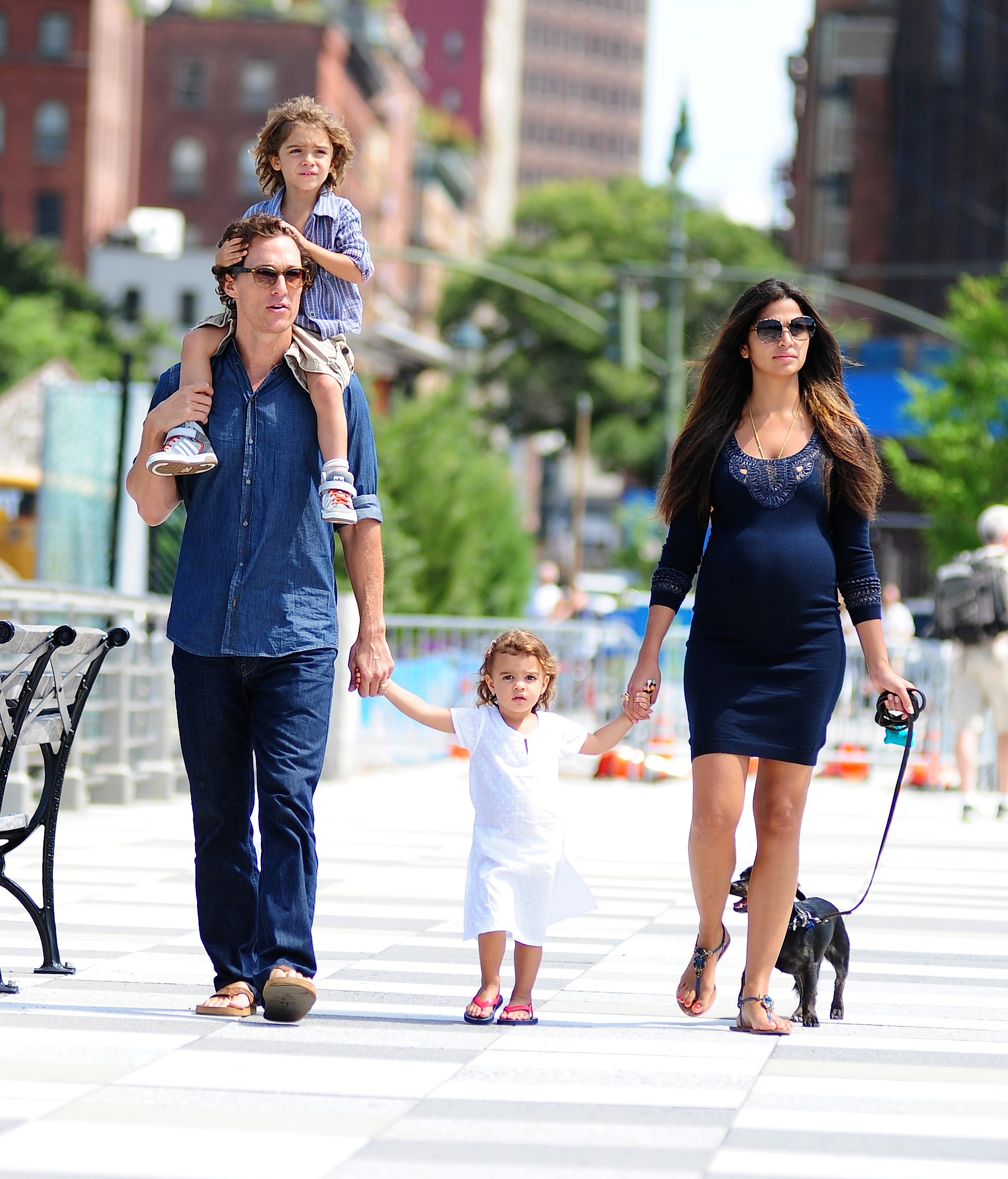 Matthew McConaughey, Levi, Vida et Camila Alves sont vus à Tribeca dans les rues de Manhattan à New York, le 26 août 2012 | Source : Getty Images