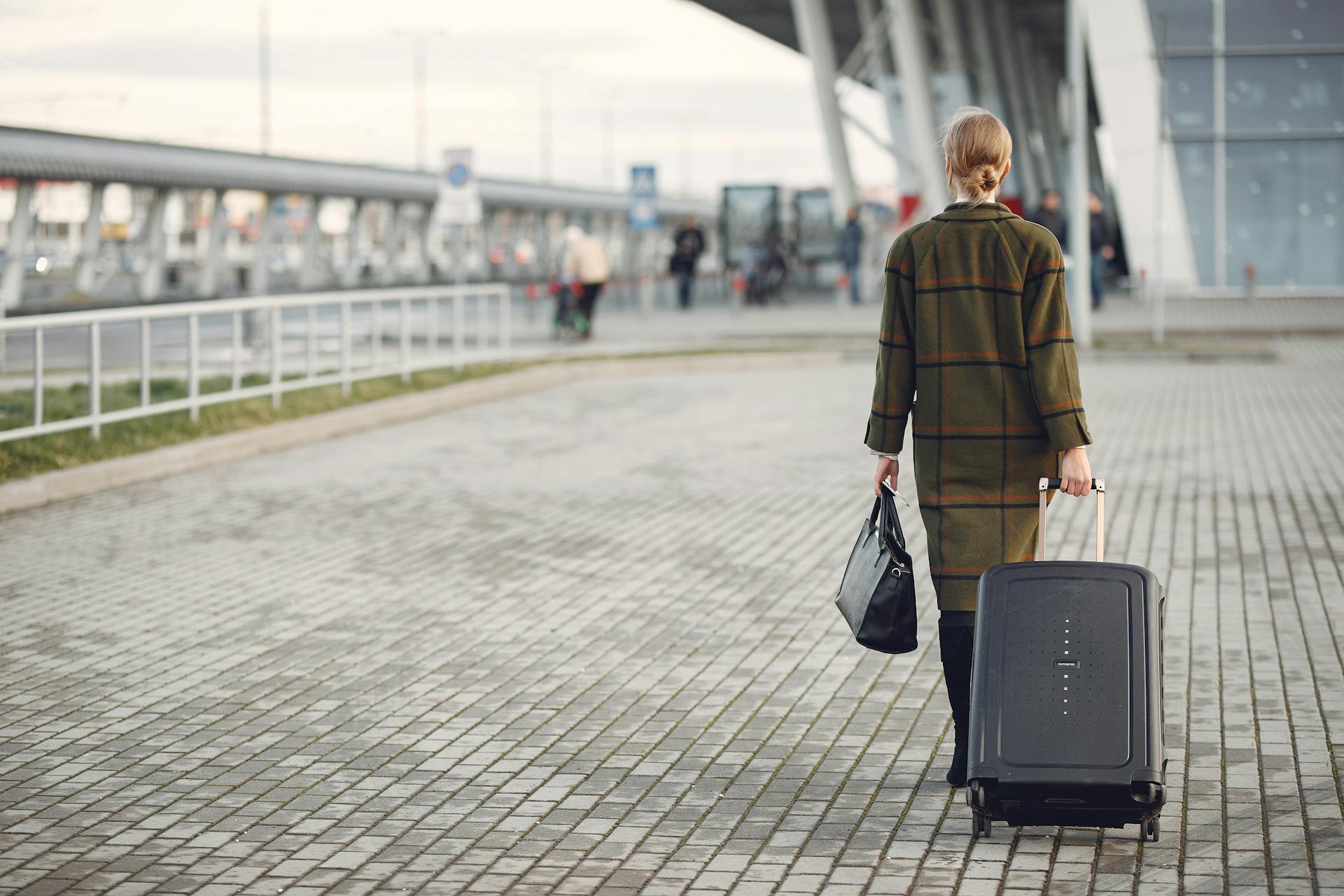 Une femme marchant avec ses sacs | Source : Pexels