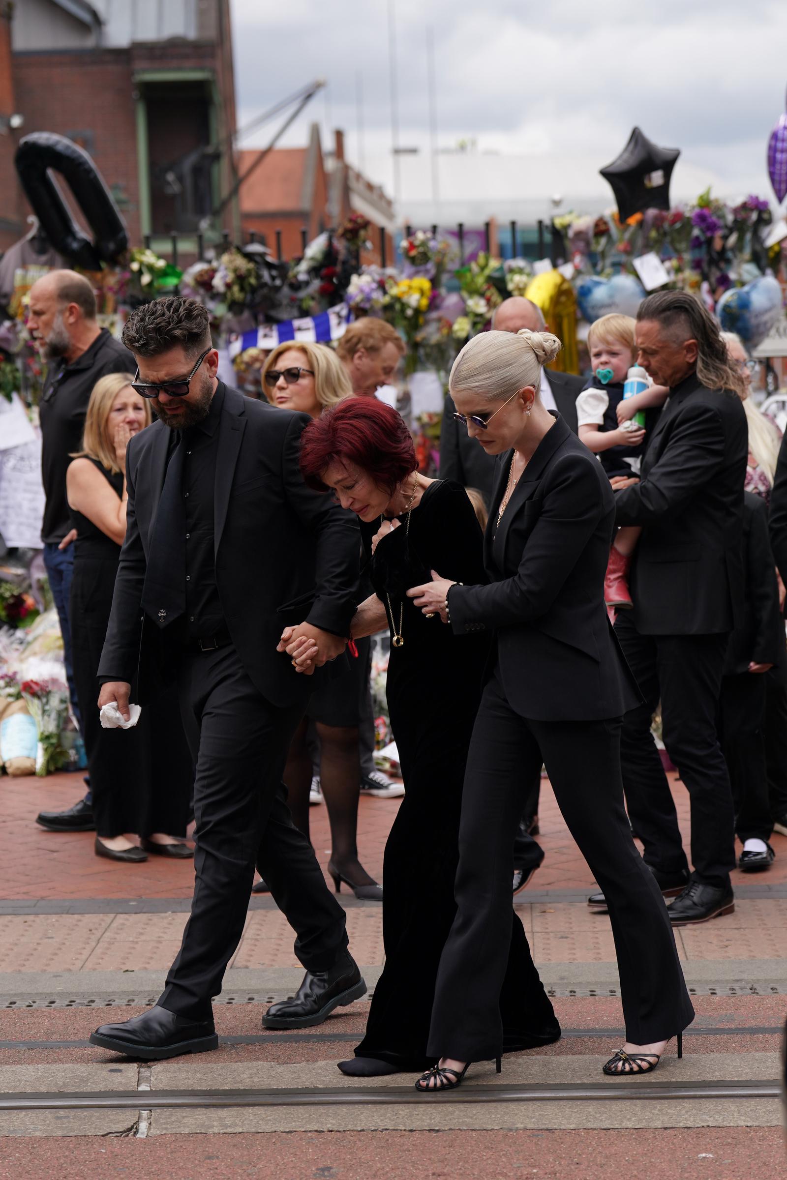 La famille d'Ozzy Osbourne - Sharon Jack, et Kelly à la procession funéraire d'Ozzy qui s'est tenue à Birmingham le 30 juillet 2025 | Source : Getty Images