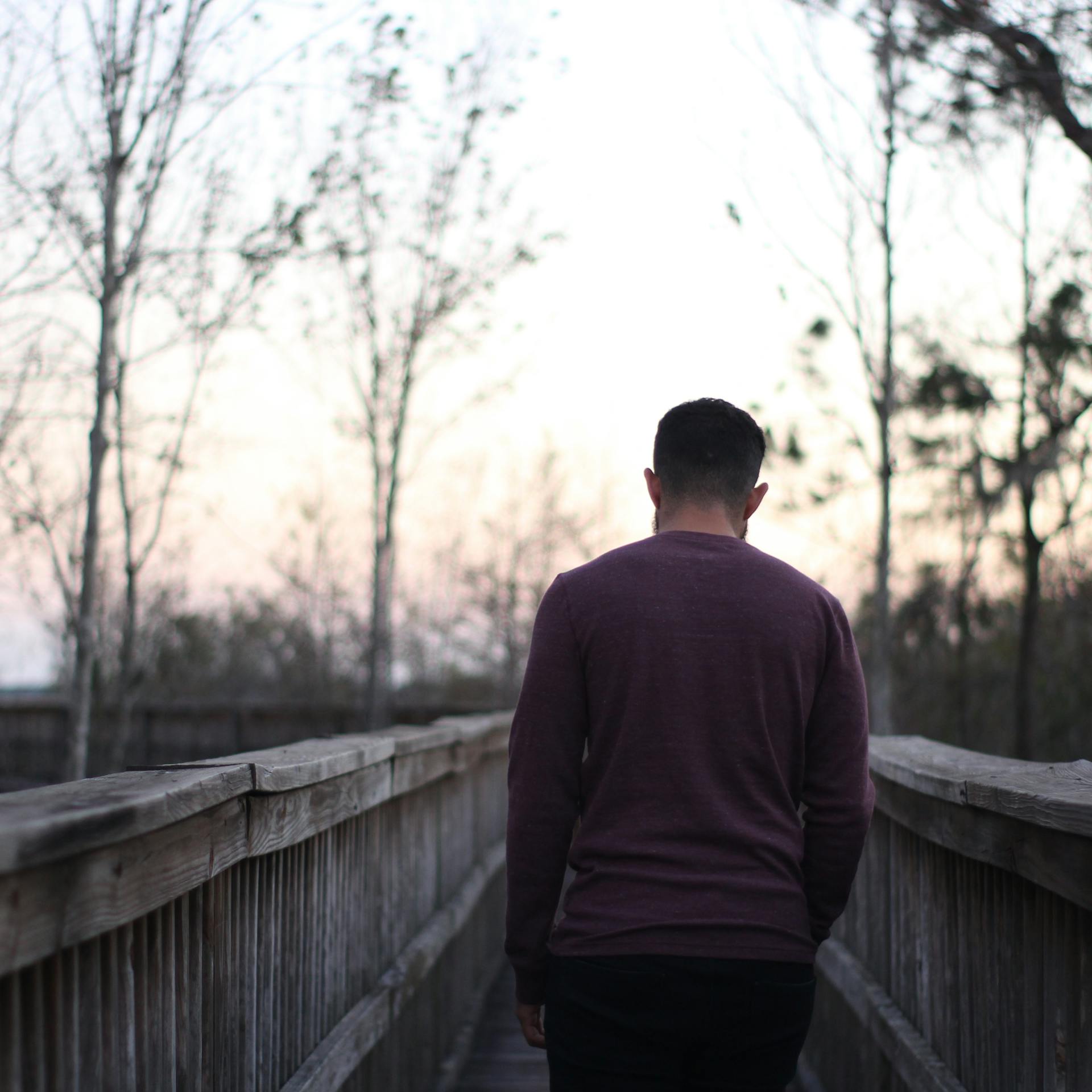 Une vue de dos d'un homme qui s'éloigne | Source : Pexels