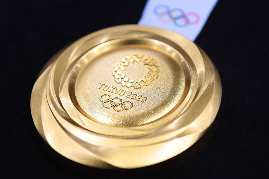 La médaille d'or exposée après la cérémonie de dévoilement du dessin des médailles de Tokyo 2020 le 24 juillet 2019 à Tokyo, Japon. | Photo : Getty Images