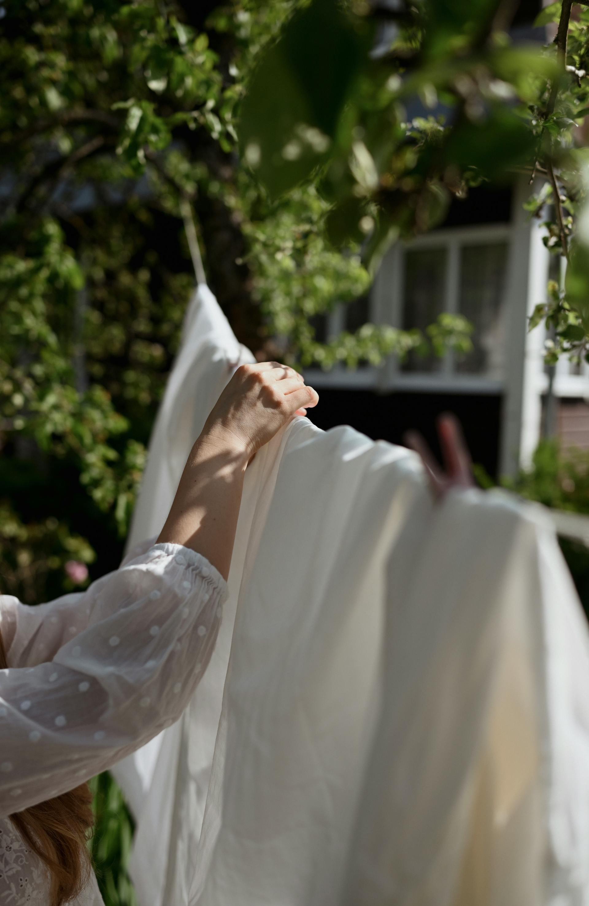 Une femme qui étend du linge à l'extérieur | Source : Pexels