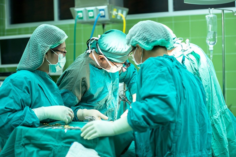 Un équipe de chirurgien | Photo : Pixabay