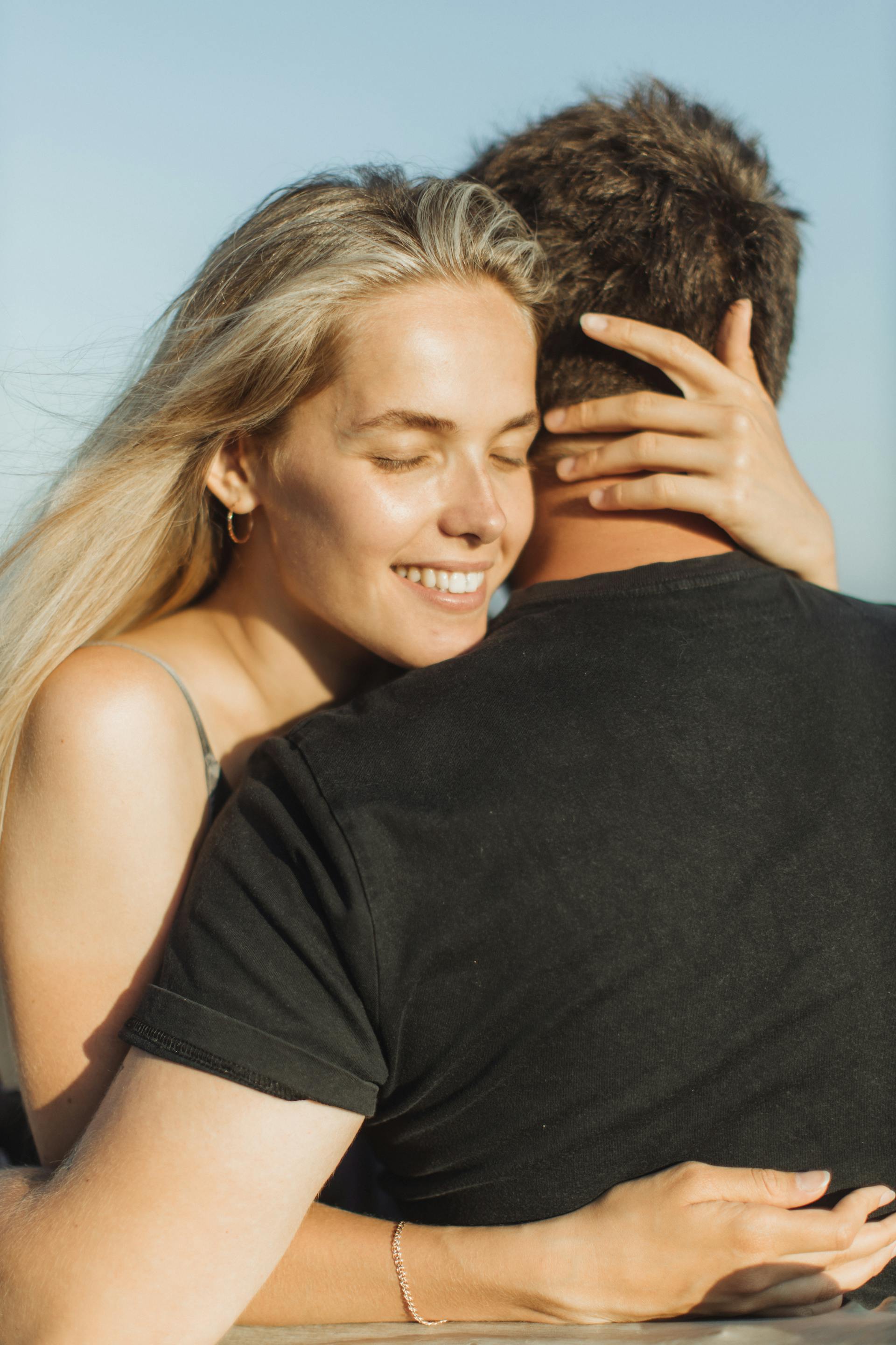 Un couple qui s'embrasse | Source : Pexels