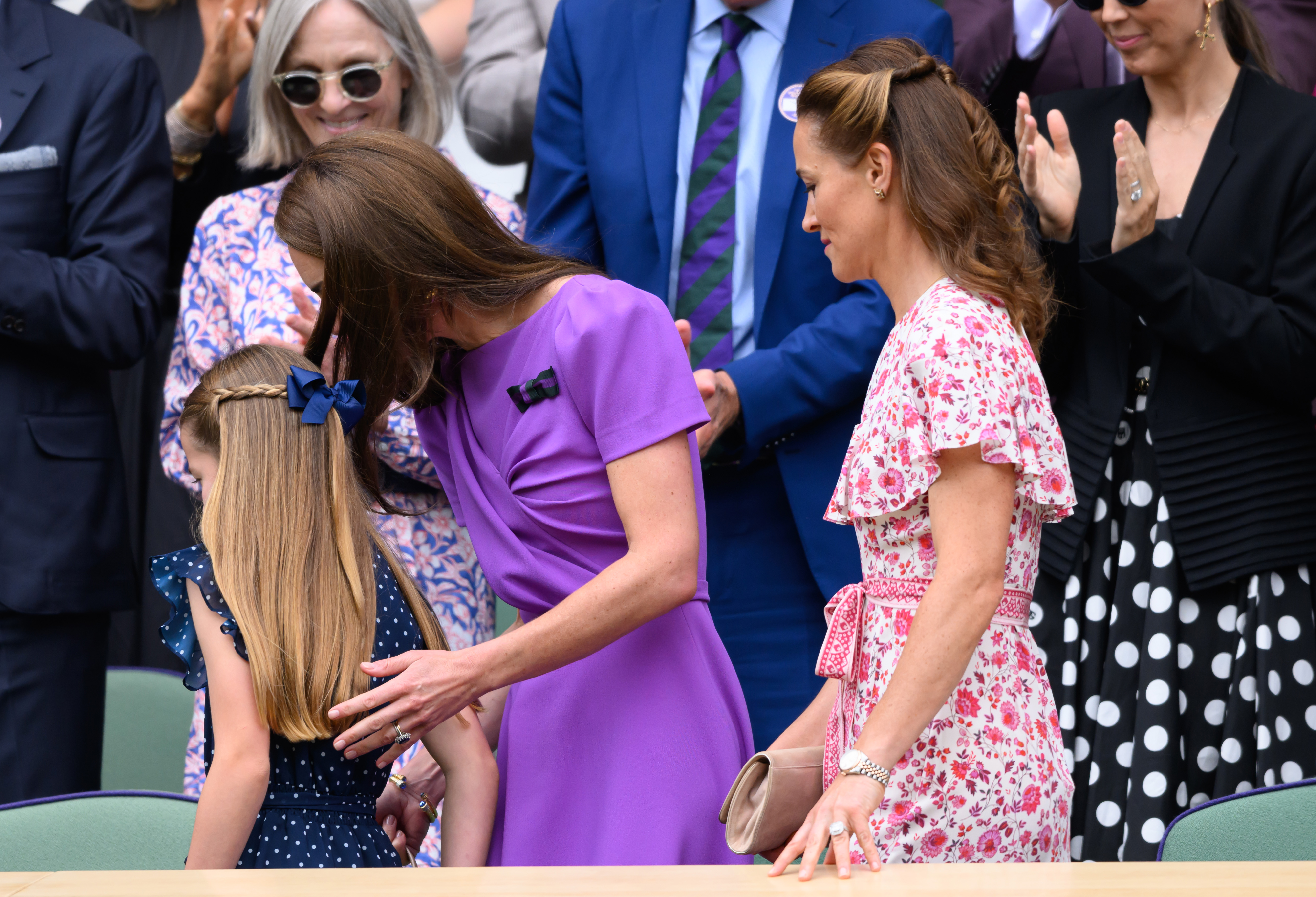 La princesse Charlotte, Kate Middleton et Pippa Middleton au bord du court central pendant les championnats de tennis de Wimbledon, le 14 juillet 2024, à Londres, en Angleterre. | Source : Getty Images