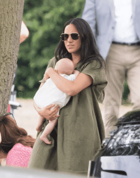 Meghan Markle et son fils, Archie Harrison Mountbatten-Windsor regardant le King Power Royal Charity Polo Match, au Billingbear Polo Club, le 10 juillet 2019, Angleterre - Source : Getty Images