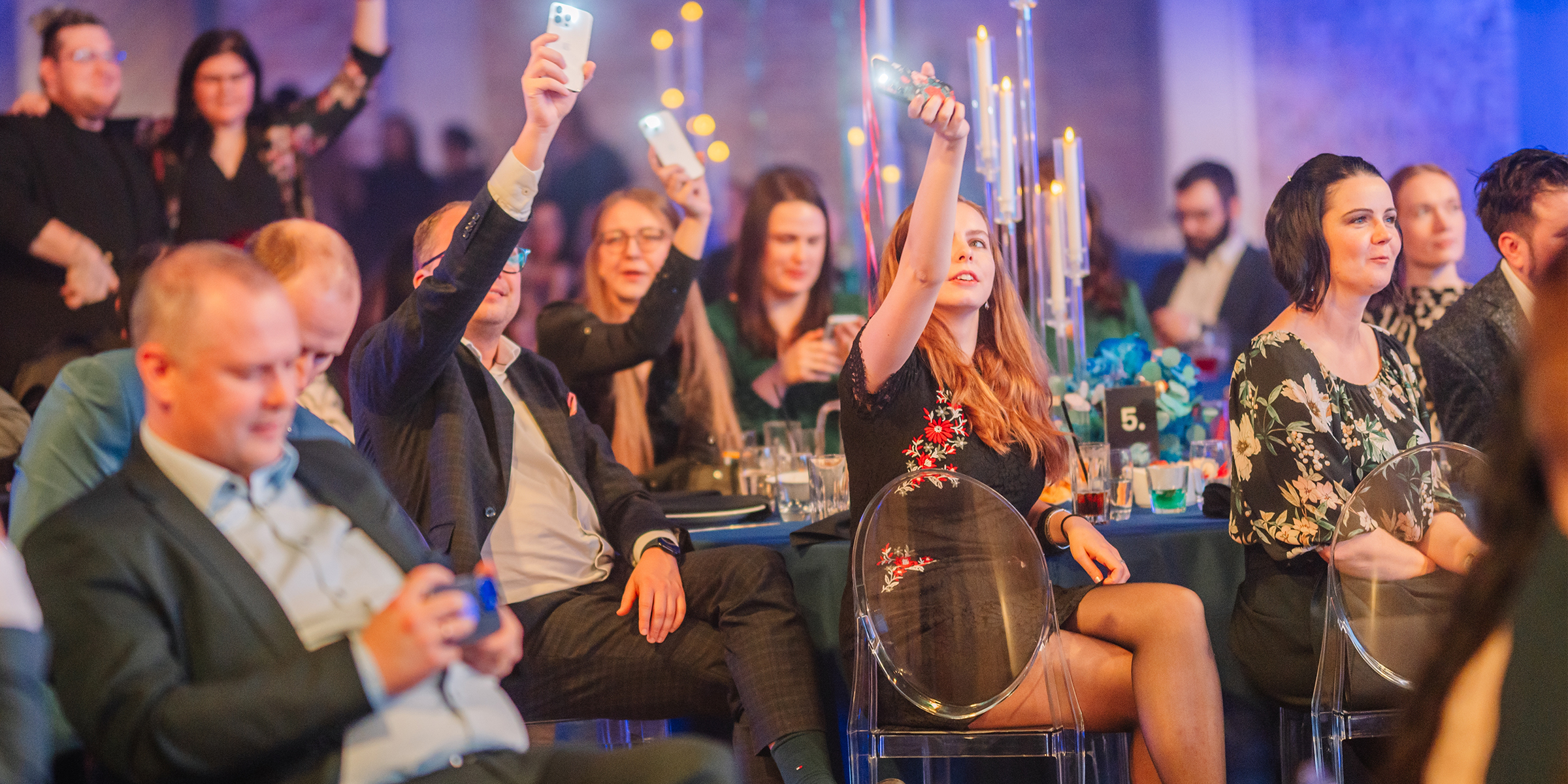 Personnes assistant à une soirée de gala | Source : Shutterstock