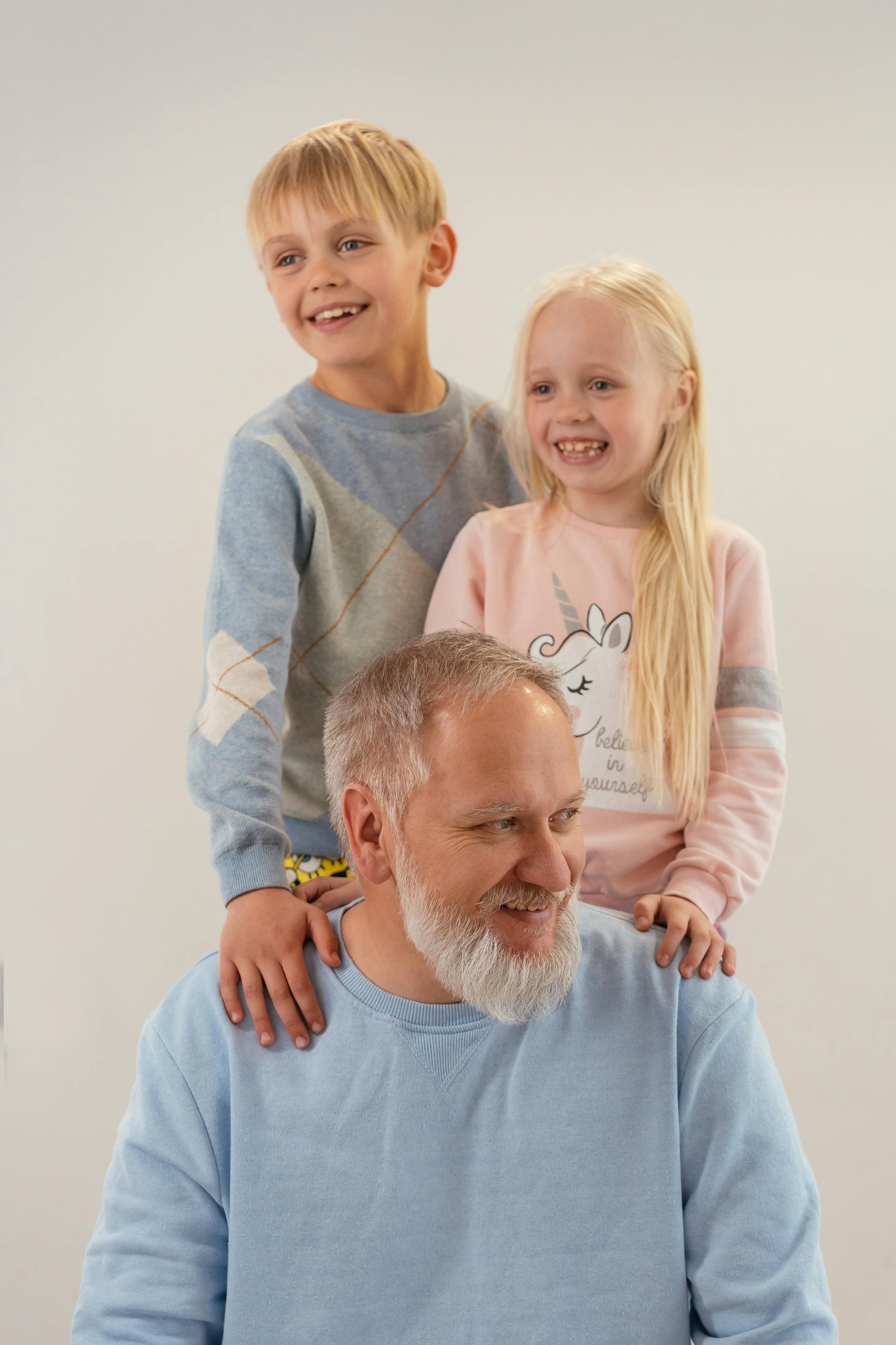Un homme heureux avec deux enfants | Source : Pexels