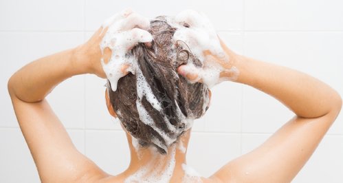 Image d'une femme qui se lave les cheveux | Photo : Shutterstock