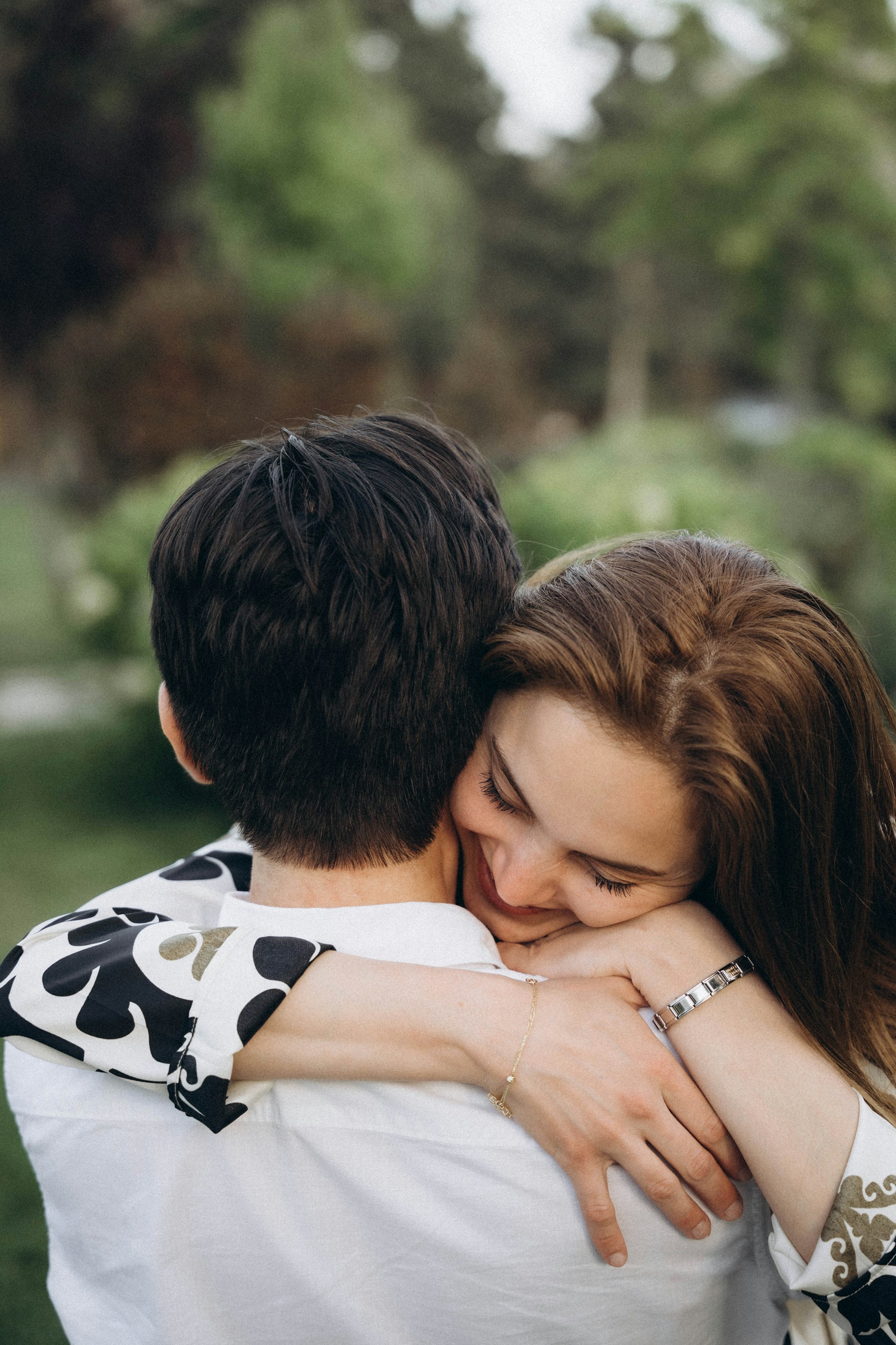 Une femme qui serre un homme dans ses bras | Source : Unsplash