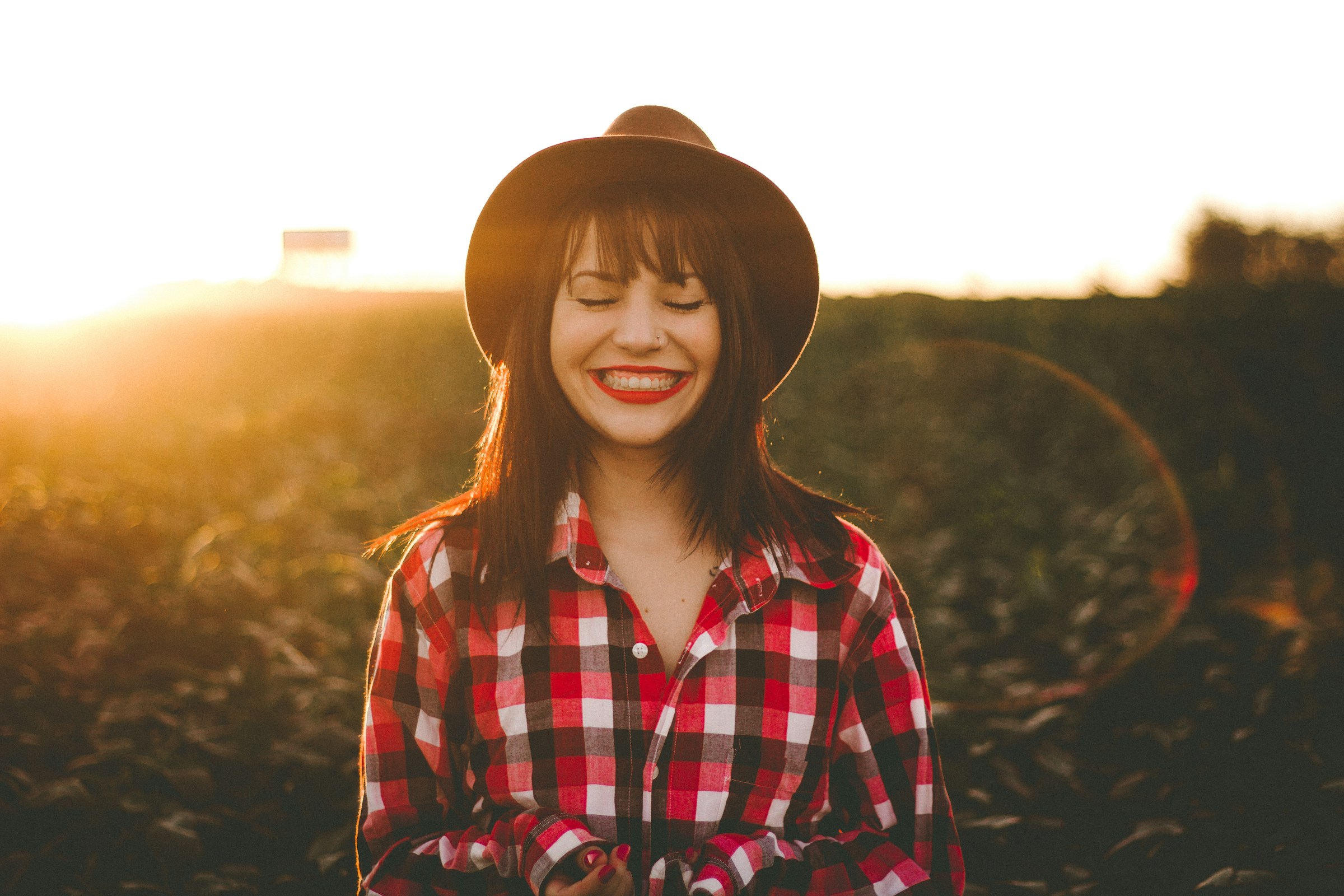 Une femme qui rit | Source : Unsplash