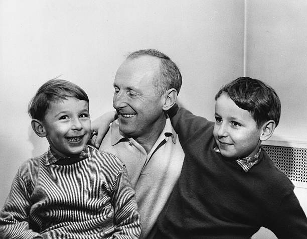 Bourvil avec ses fils Philippe et Dominique Raimbourg, en 1959. | Photo : WIkipedia