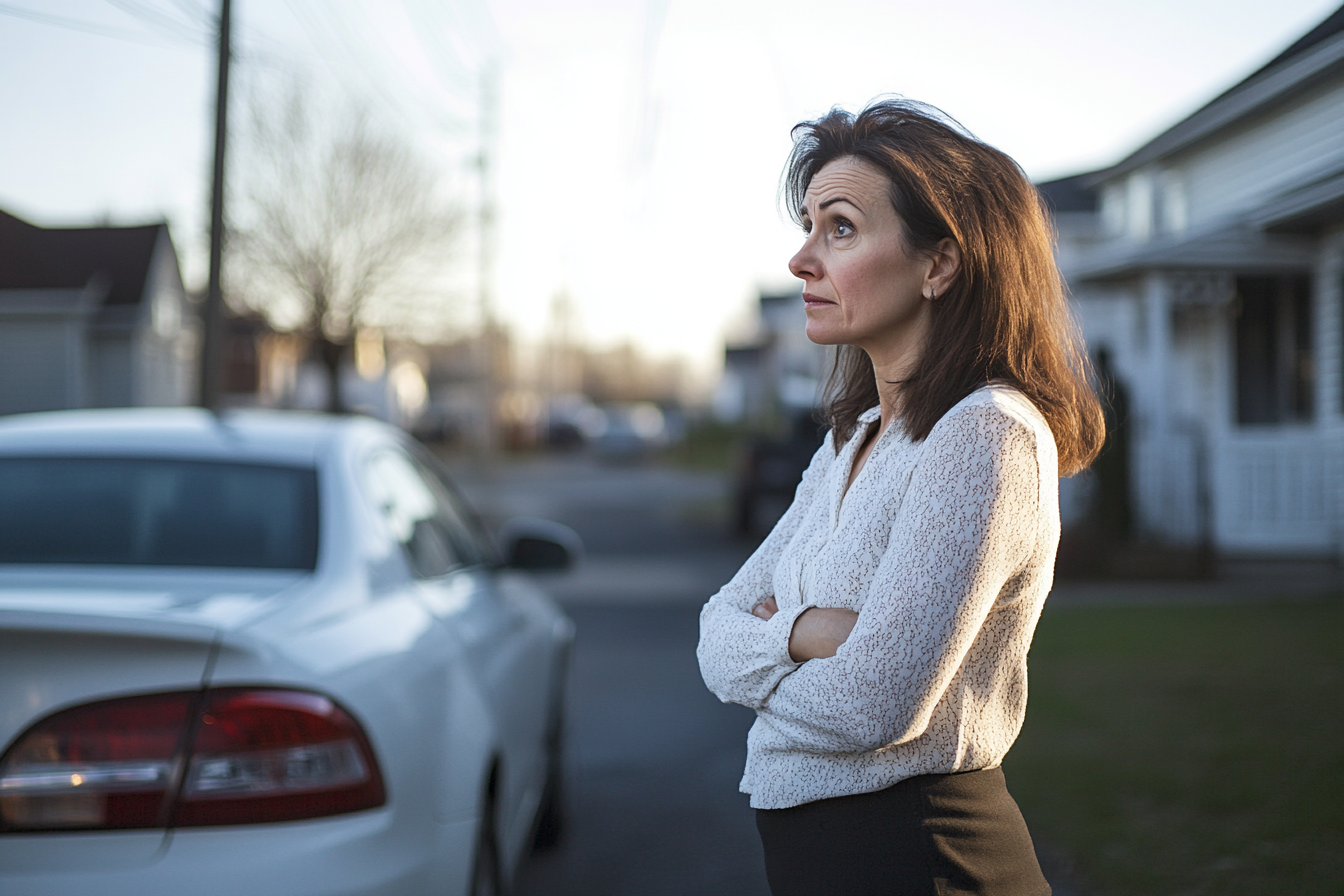 Une femme debout dans une rue | Source : Midjourney