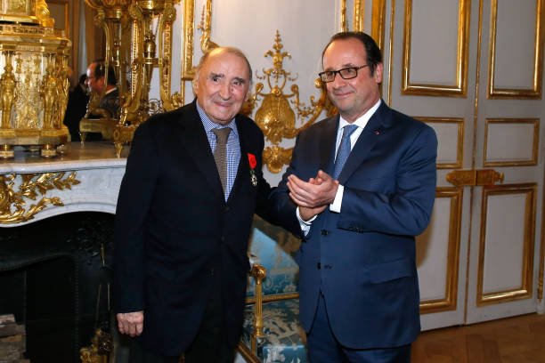 Claude Brasseur et François Hollande | Photo : Getty Images