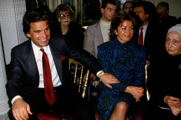 Bernard Tapie avec sa femme Dominique et Madame Grès lors d'un défilé de mode à Monte-Carlo le 23 mars 1985, Monaco. | Photo : Getty Images