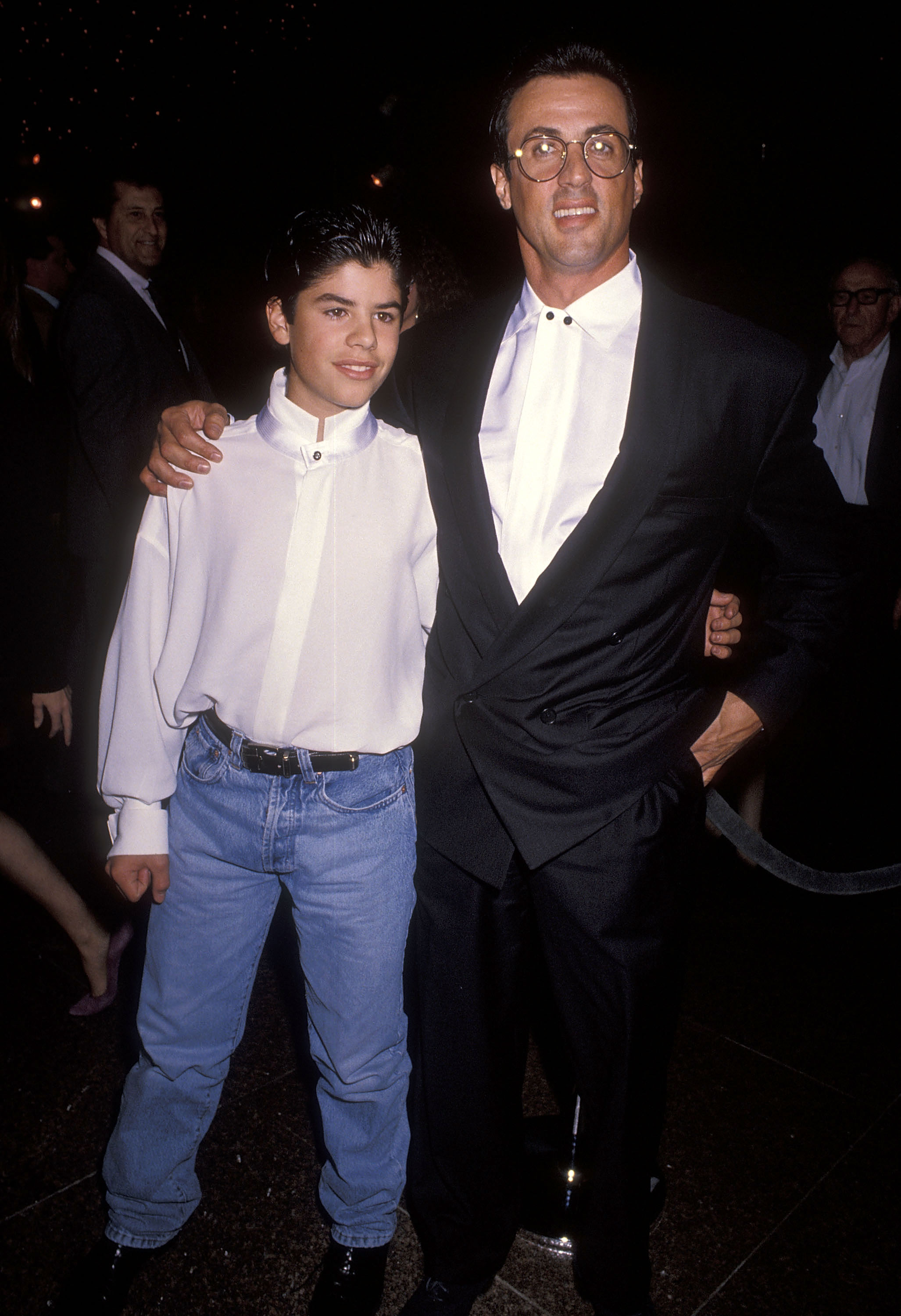 Le garçon et son père à la première de "Rocky V" à West Hollywood, Californie, le 13 novembre 1990 | Source : Getty Images
