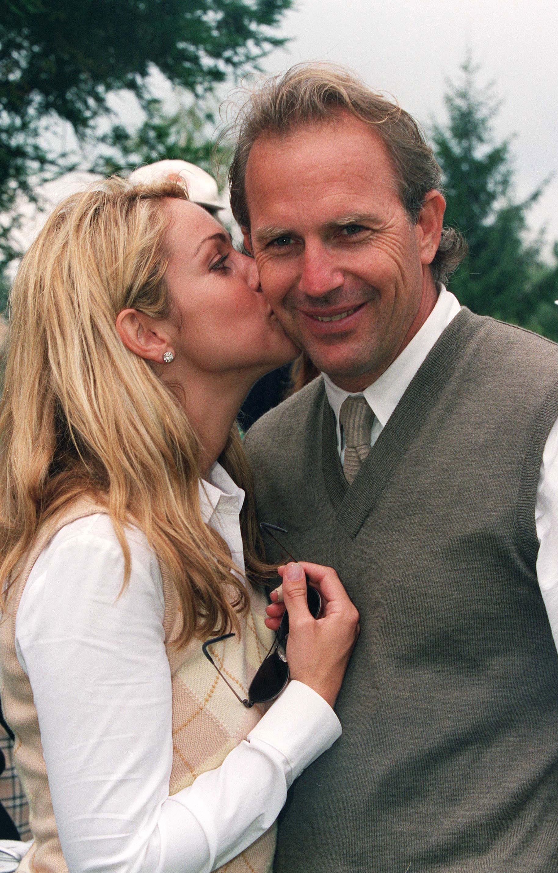 Christine Baumgarten et Kevin Costner à Monaco le 10 juin 2000 | Source : Getty Images
