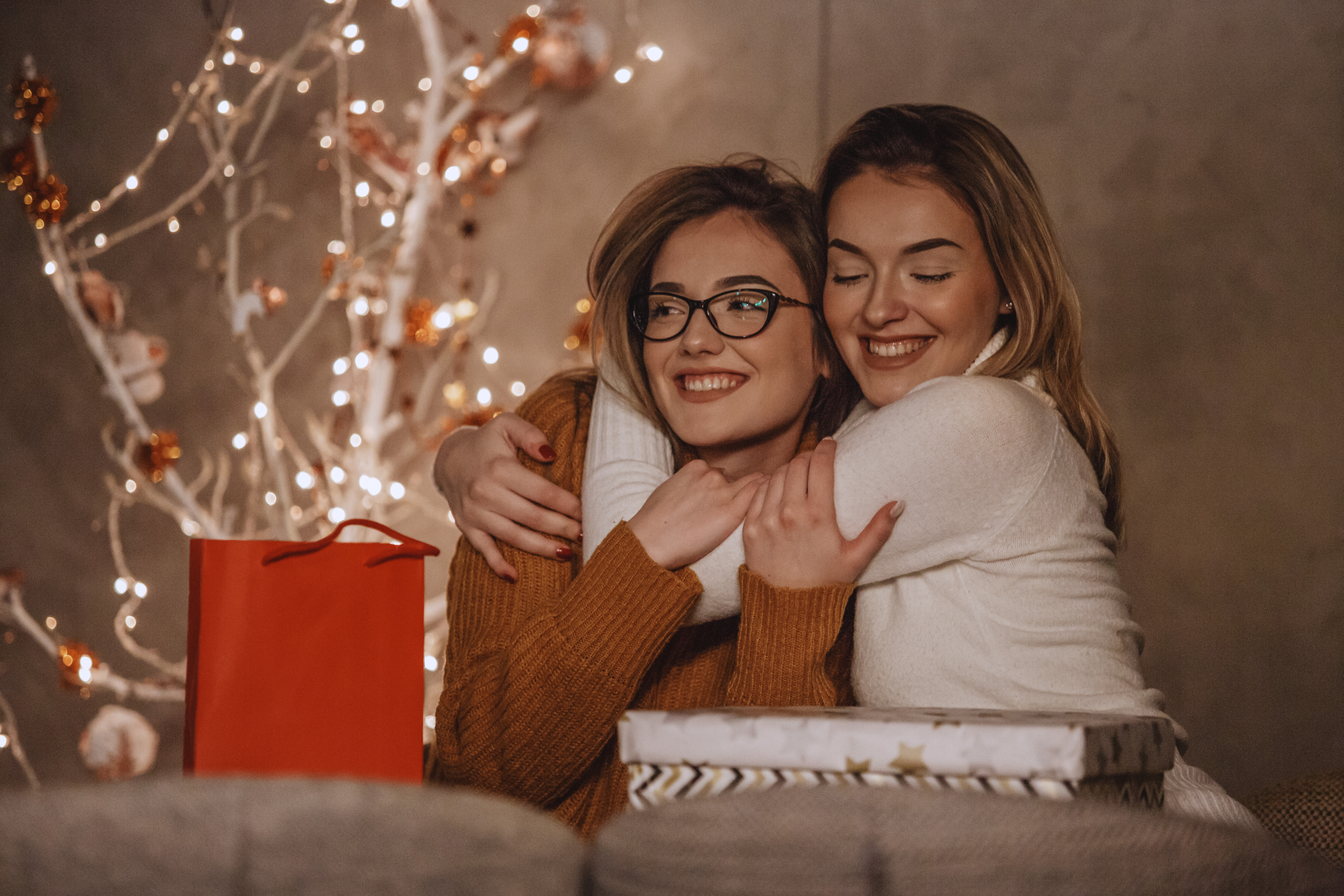 Deux sœurs fêtant Noël ensemble | Source : Getty Images