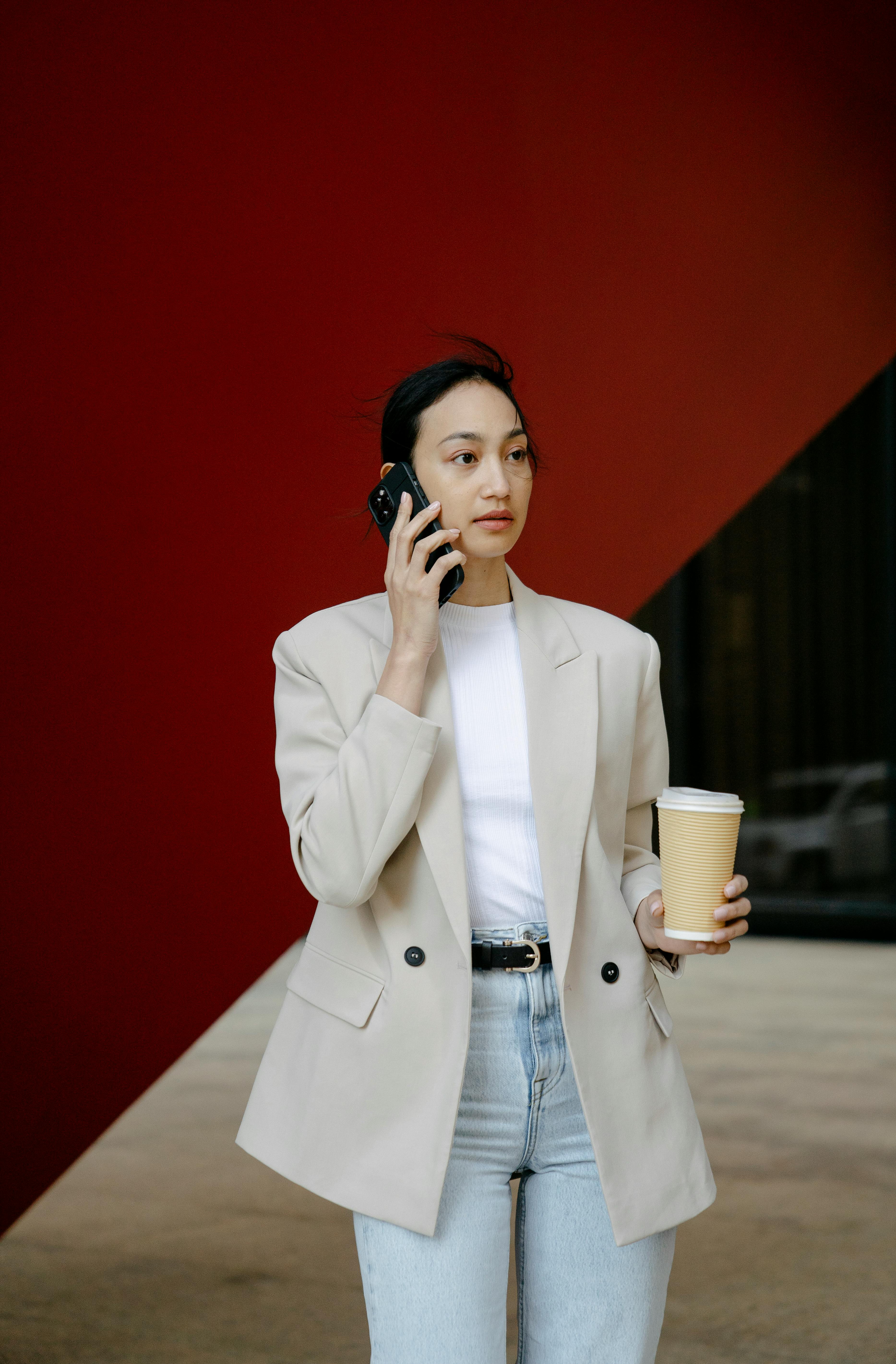 Une femme confuse lors d'un appel | Source : Pexels
