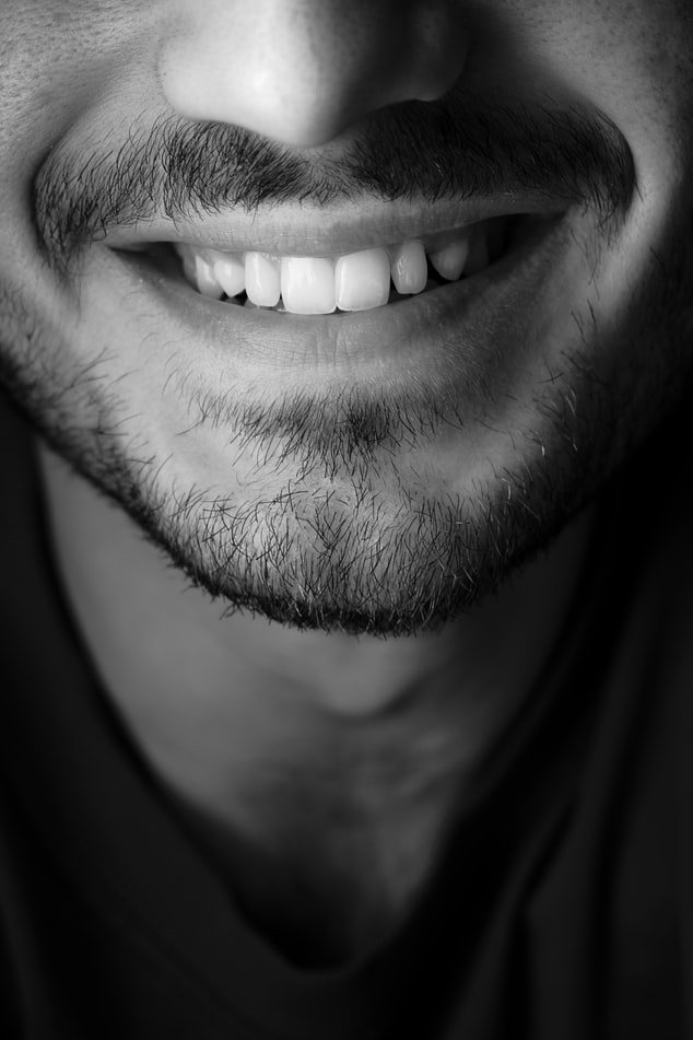 Une personne en train de sourire. l Source : Unsplash