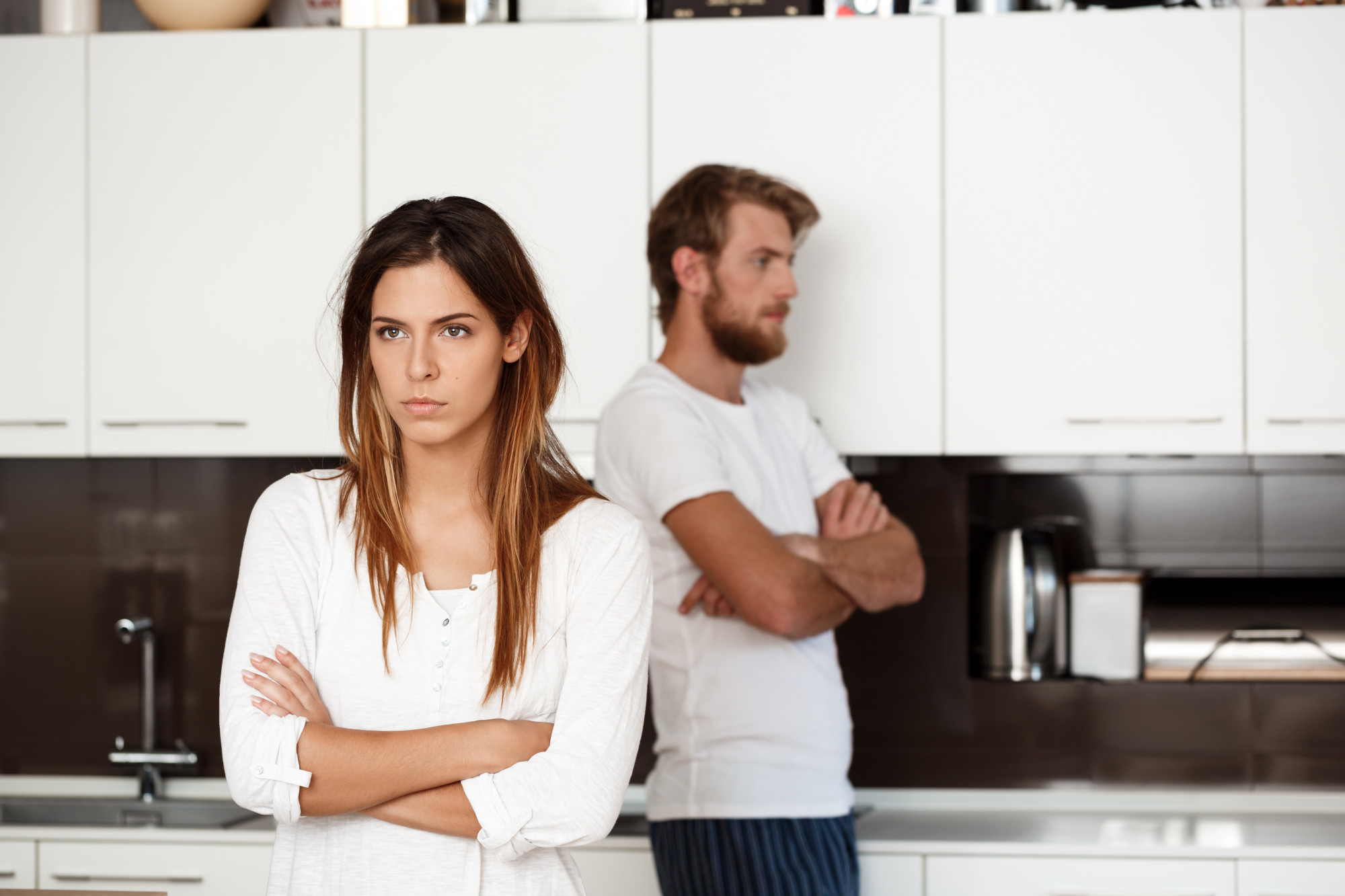 Un couple qui se donne la frousse dans la cuisine | Source : Freepik