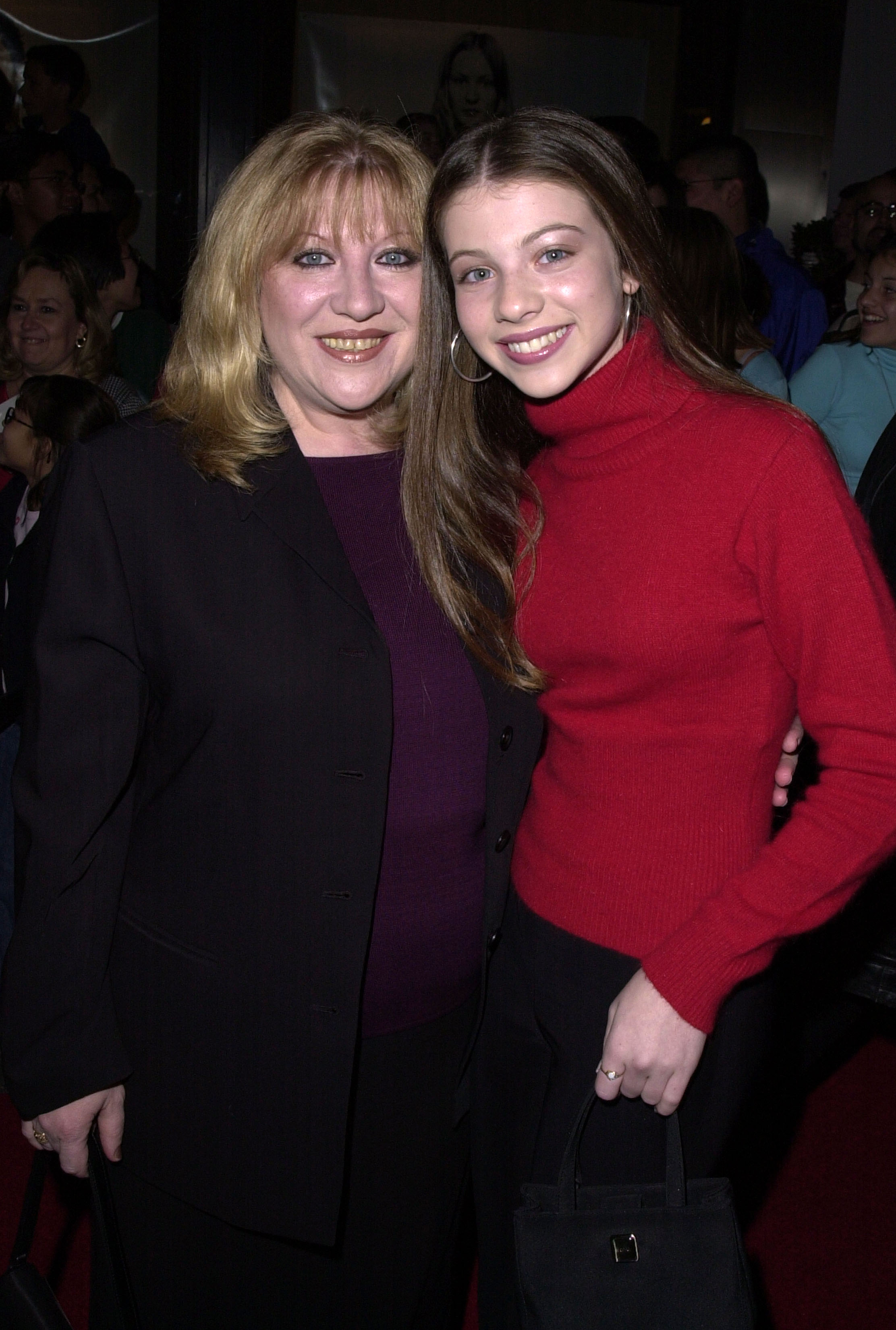 Michelle Trachtenberg et sa mère, Lana, lors de la WB Network All Star Party au restaurant Il Fornaio à Pasadena, Californie | Source : Getty Images